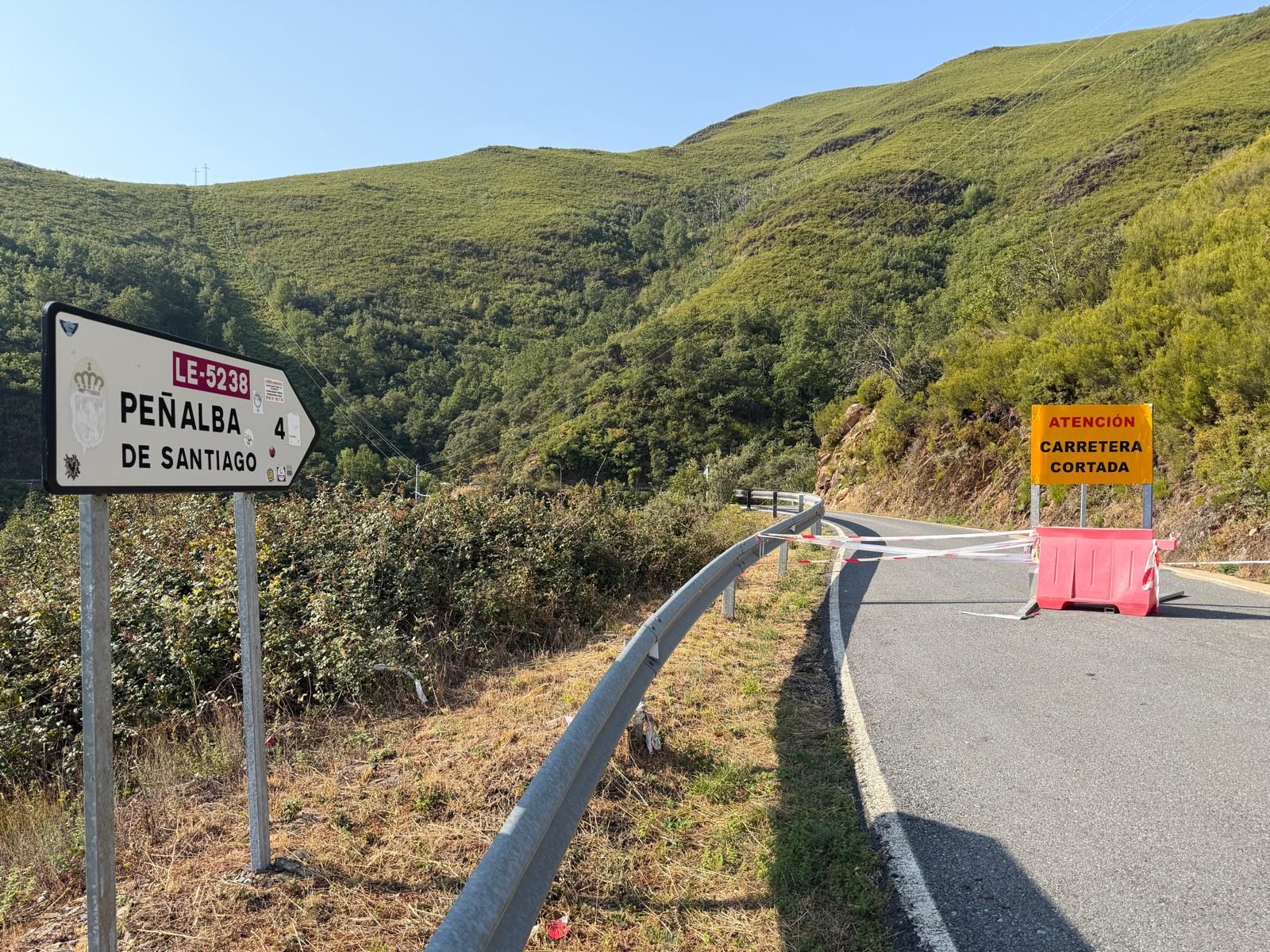 La carretera del valle del Oza que une Peñalba de Santiago y Montes de Valdueza sigue cortada. | SAÚL ARÉN