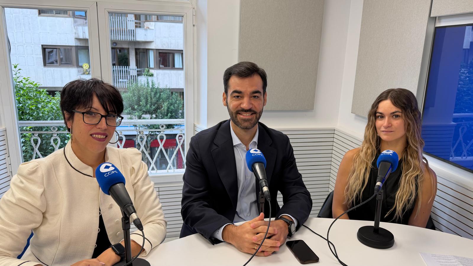 David Fernández Menéndez, candidato del PP a la Alcaldía de León, durante la entrevista en el programa de Entre Nosotras de Cope León | L.N.C.