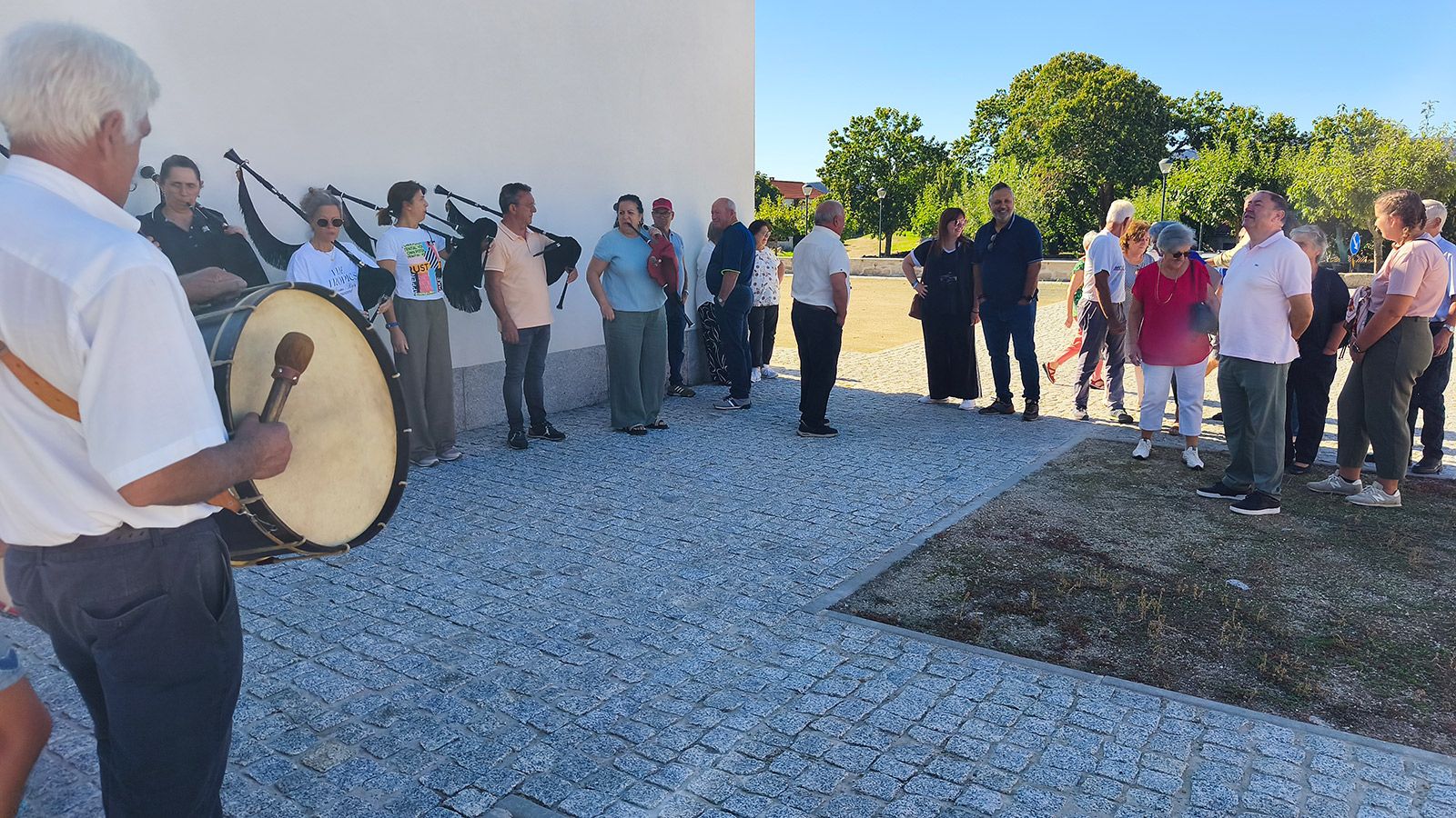 La apertura corrió a cargo de una banda de gaitas