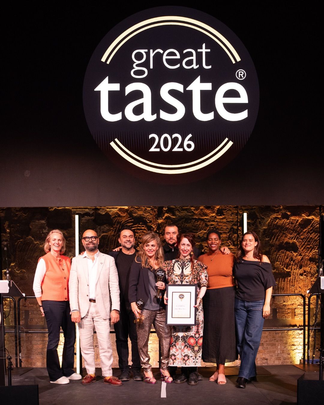 Emutidos Entrepeñas posa junta el premio 'Supreme Champion' obtenido en los Great Taste Awards 2026. | EMBUTIDOS ENTREPEÑAS
