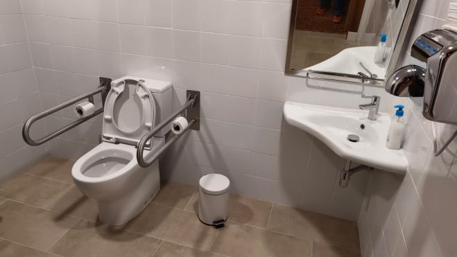 Baño adaptado en el teatro. | MAR IGLESIAS Baño adaptado en el teatro. | MAR IGLESIAS