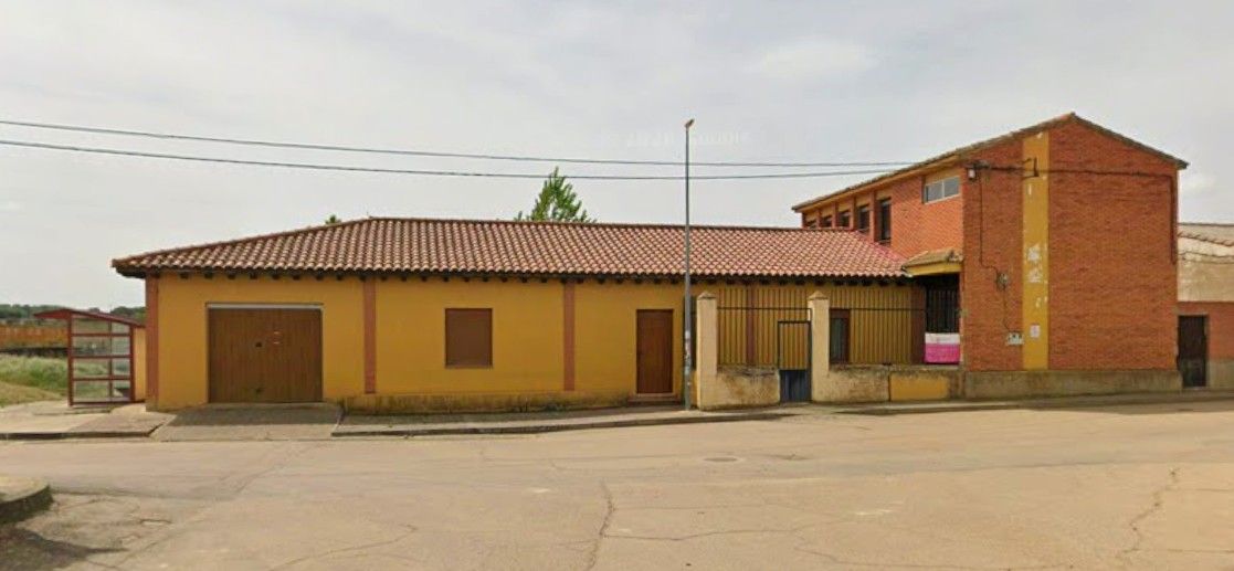 Vista de las escuelas de San Adrián del Valle. | L.N.C.