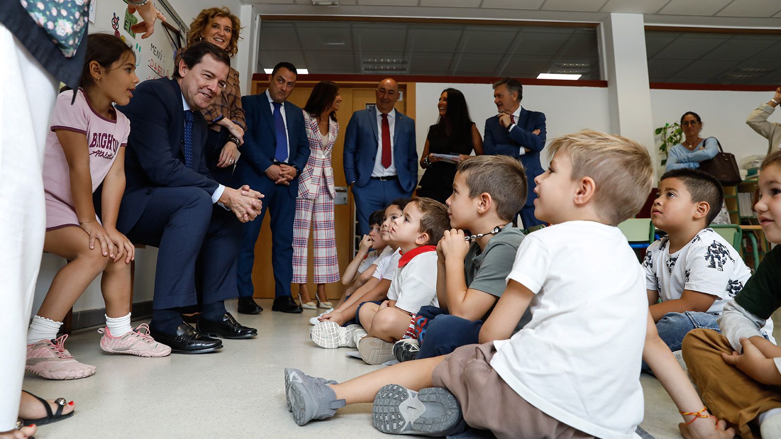 Mañueco, visitando un colegio en Segovia. |ICAL