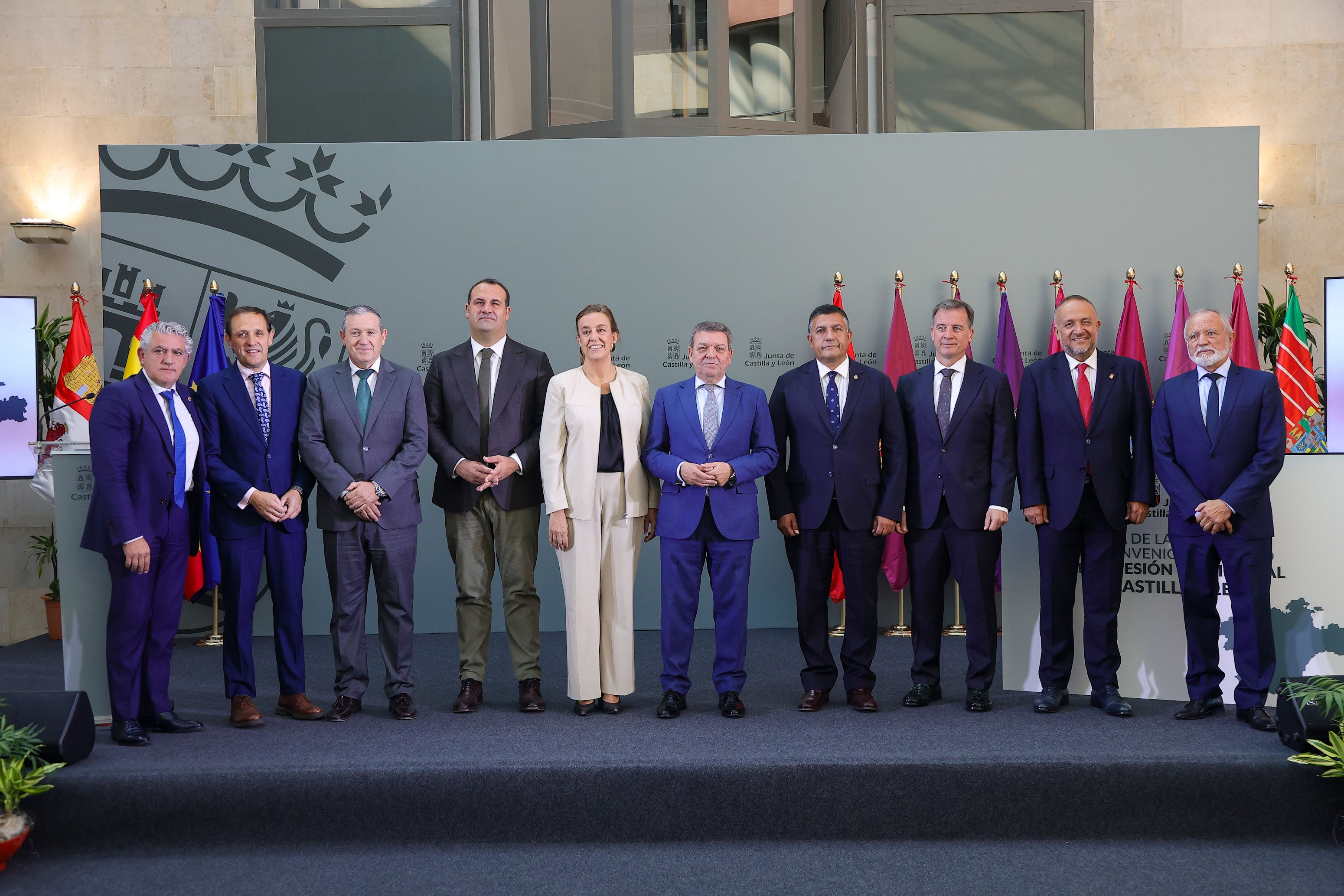 Los presidentes de la diputaciones provinciales de Castilla y León junto al consejero.