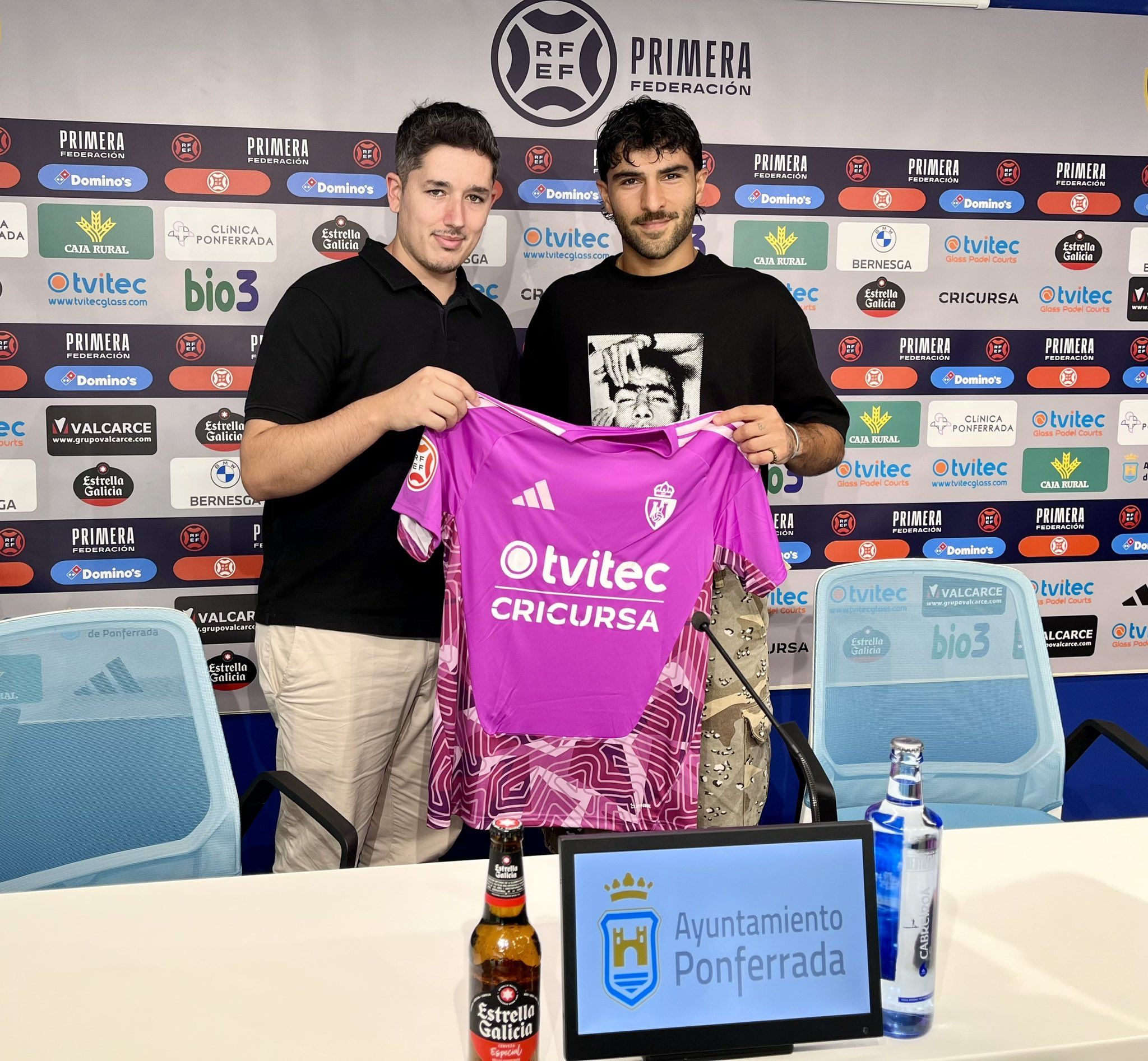 Amir, junto a Jesús durante su presentación con la Ponferradina. | SDP