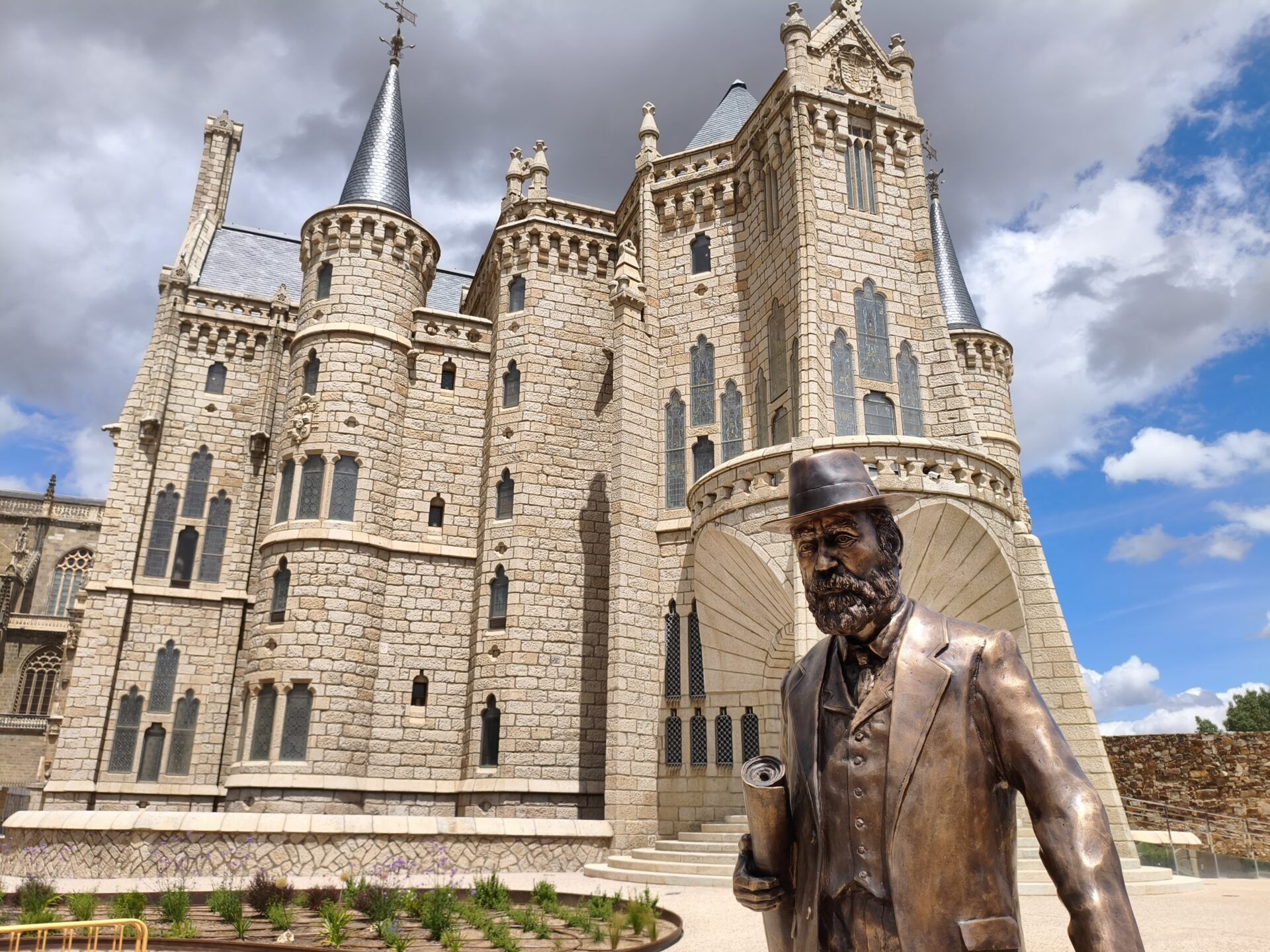 Nueva escultura dedicada a Gaudí en el Palacio Episcopal de Astorga. | PALACIO DE GAUDÍ