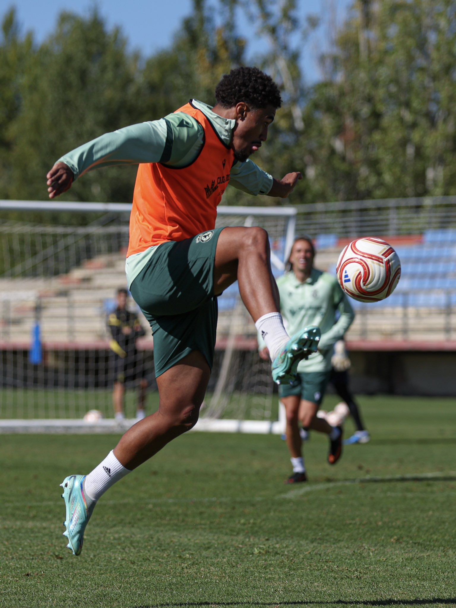 Joao controla un balón en un entrenamiento con la Cultural. | CYD