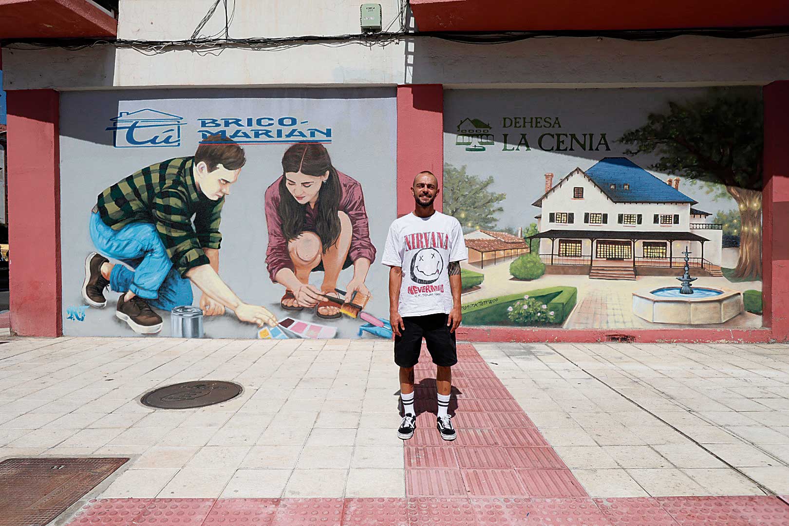 Román Díaz del Valle, el autor de los ‘graffitis’, posa frente a su obra ubicada en la calle Fernando I. | FERNANDO OTERO