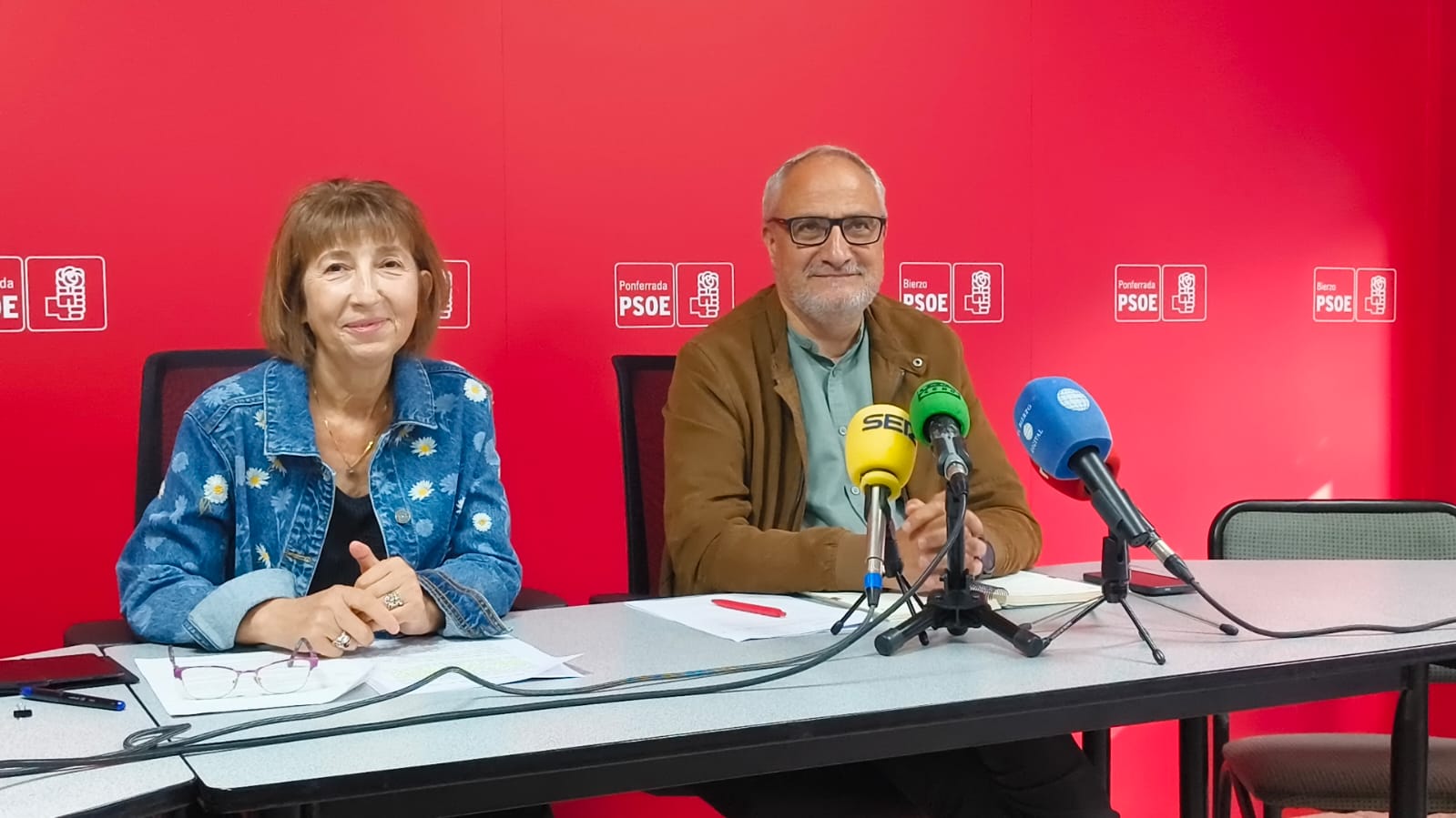 Rueda de prensa de la procuradora y del portavoz del PSOE.| MAR IGLESIAS Rueda de prensa de la procuradora y del portavoz del PSOE.| MAR IGLESIAS