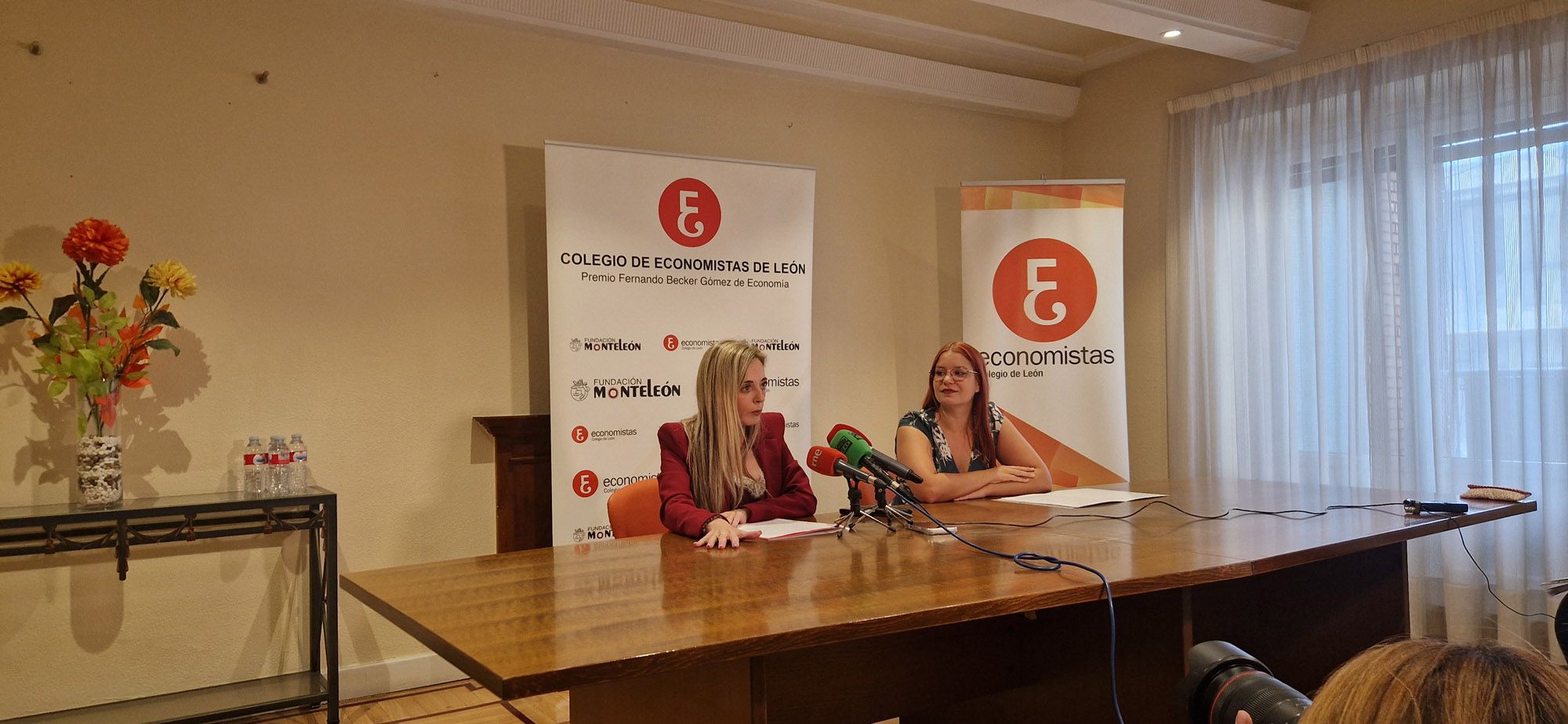 La decana del Colegio de Economistas, María Díez Revilla, y la gerente de la Fundación MonteLeón, Andrea Gutiérrez Corbo. | LNC La decana del Colegio de Economistas, María Díez Revilla, y la gerente de la Fundación MonteLeón, Andrea Gutiérrez Corbo. | LNC