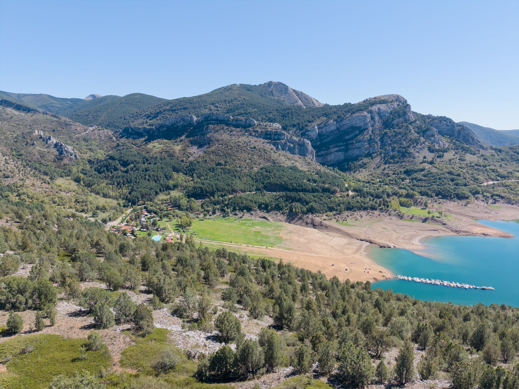 Vista de Mirantes y detrás la Peña del Salto, la de las Aregueras y al fondo la Peña Cabrones. | VICENTE GARCÍA