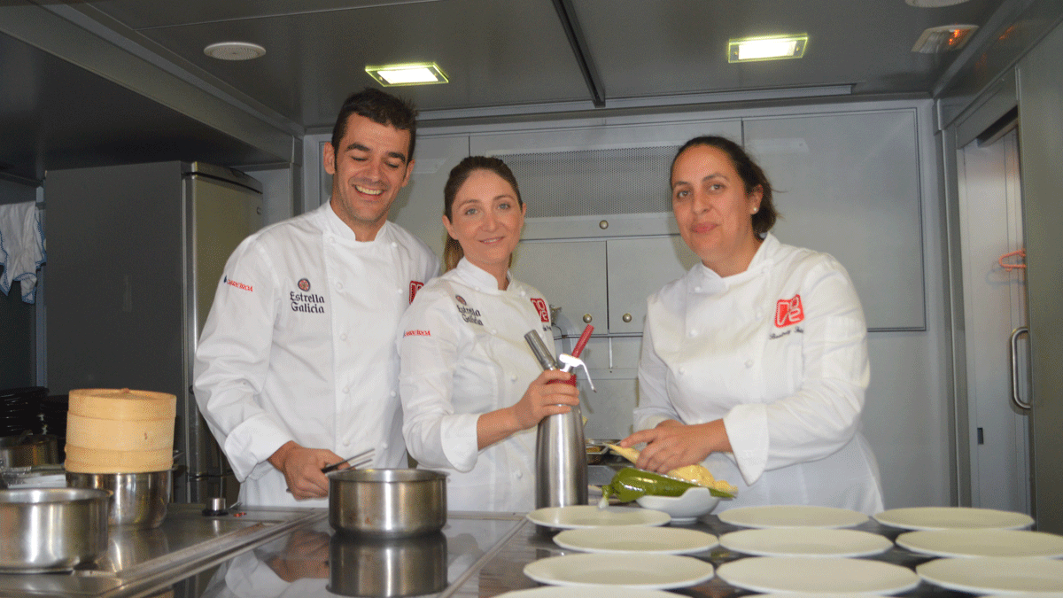 Los chefs Héctor López, Lucía Freitas y Beatriz Sorelo, en la cociNa que alberga el trailer del proyecto. | D.M.