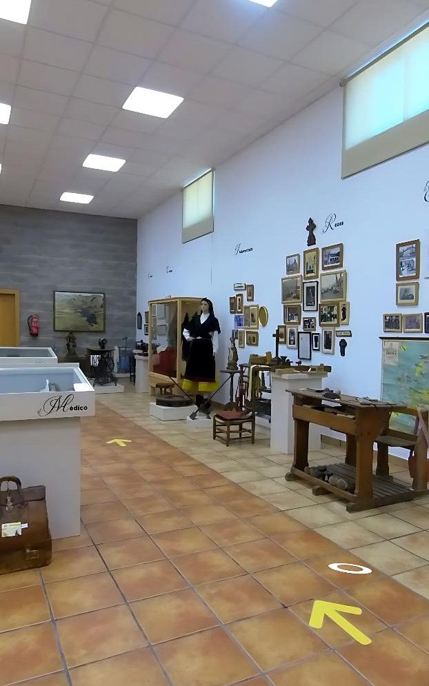 La colección convierte pequeños objetos de uso cotidiano en testigos de la historia del municipio.| MUSEO ETNOGRÁFICO