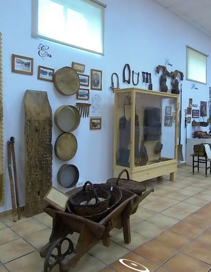 La colección convierte pequeños objetos de uso cotidiano en testigos de la historia del municipio. MUSEO ETNOGRÁFICO La colección convierte pequeños objetos de uso cotidiano en testigos de la historia del municipio. MUSEO ETNOGRÁFICO