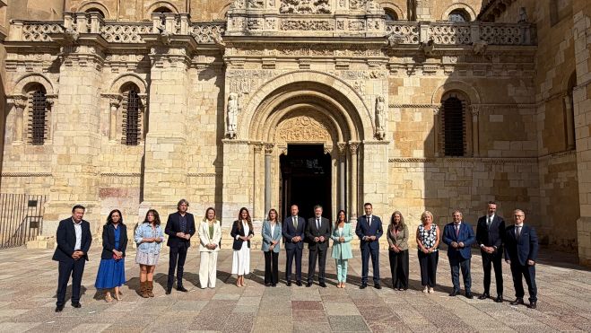 Los miembros de la Mesa de las Cortes y los portavoces de los grupos parlamentarios. | SAÚL ARÉN Los miembros de la Mesa de las Cortes y los portavoces de los grupos parlamentarios. | SAÚL ARÉN