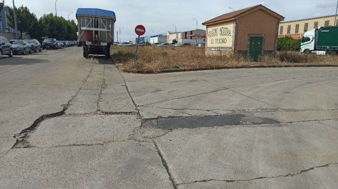 Estado deteriorado que presenta el polígono industrial de Valencia de Don Juan. |L.N.C. Estado deteriorado que presenta el polígono industrial de Valencia de Don Juan. |L.N.C.