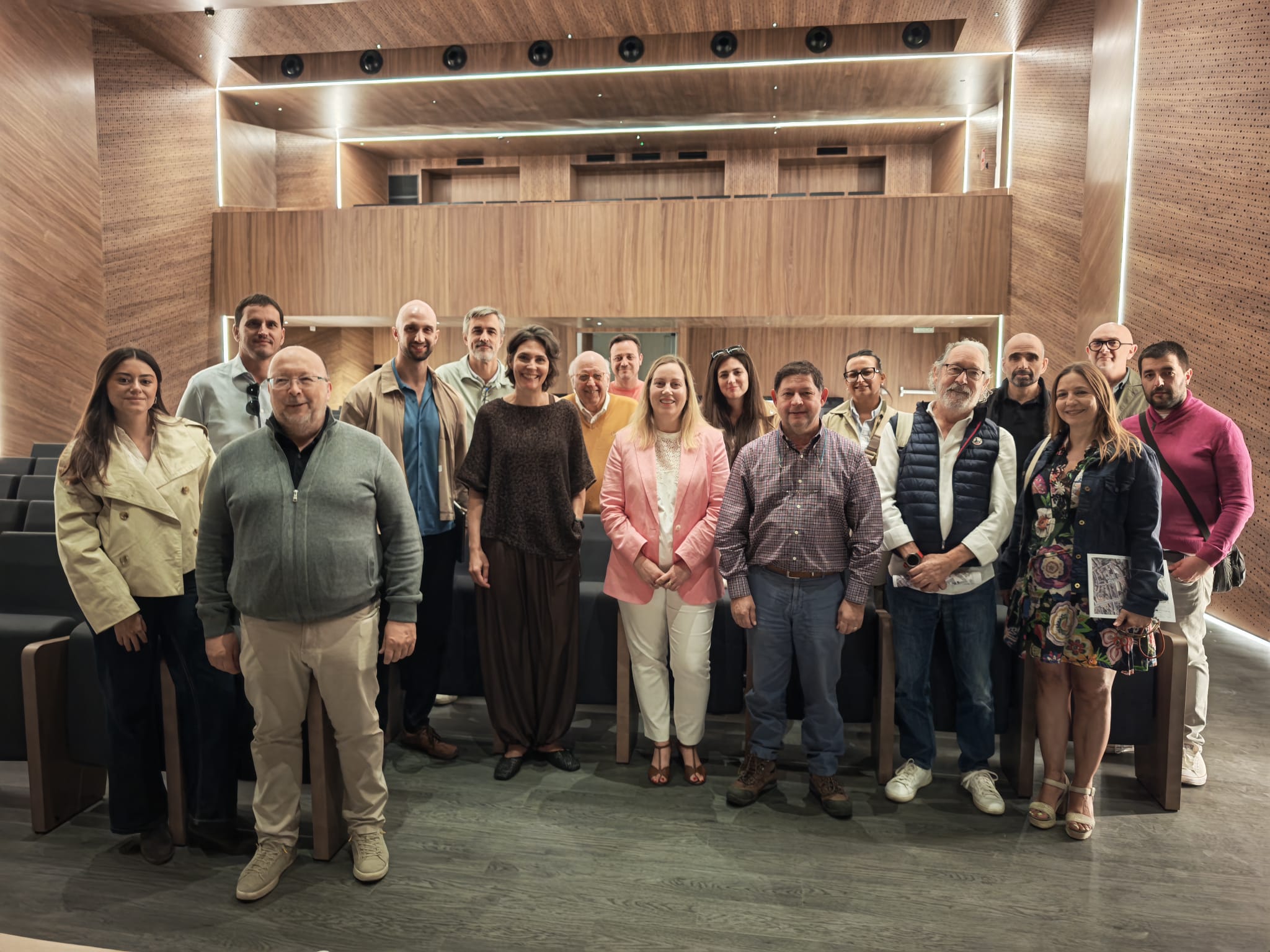Los arquitectos durante la visita a la Casa de Cultura junto al alcalde, José Jiménez. | L.N.C. Los arquitectos durante la visita a la Casa de Cultura junto al alcalde, José Jiménez. | L.N.C.