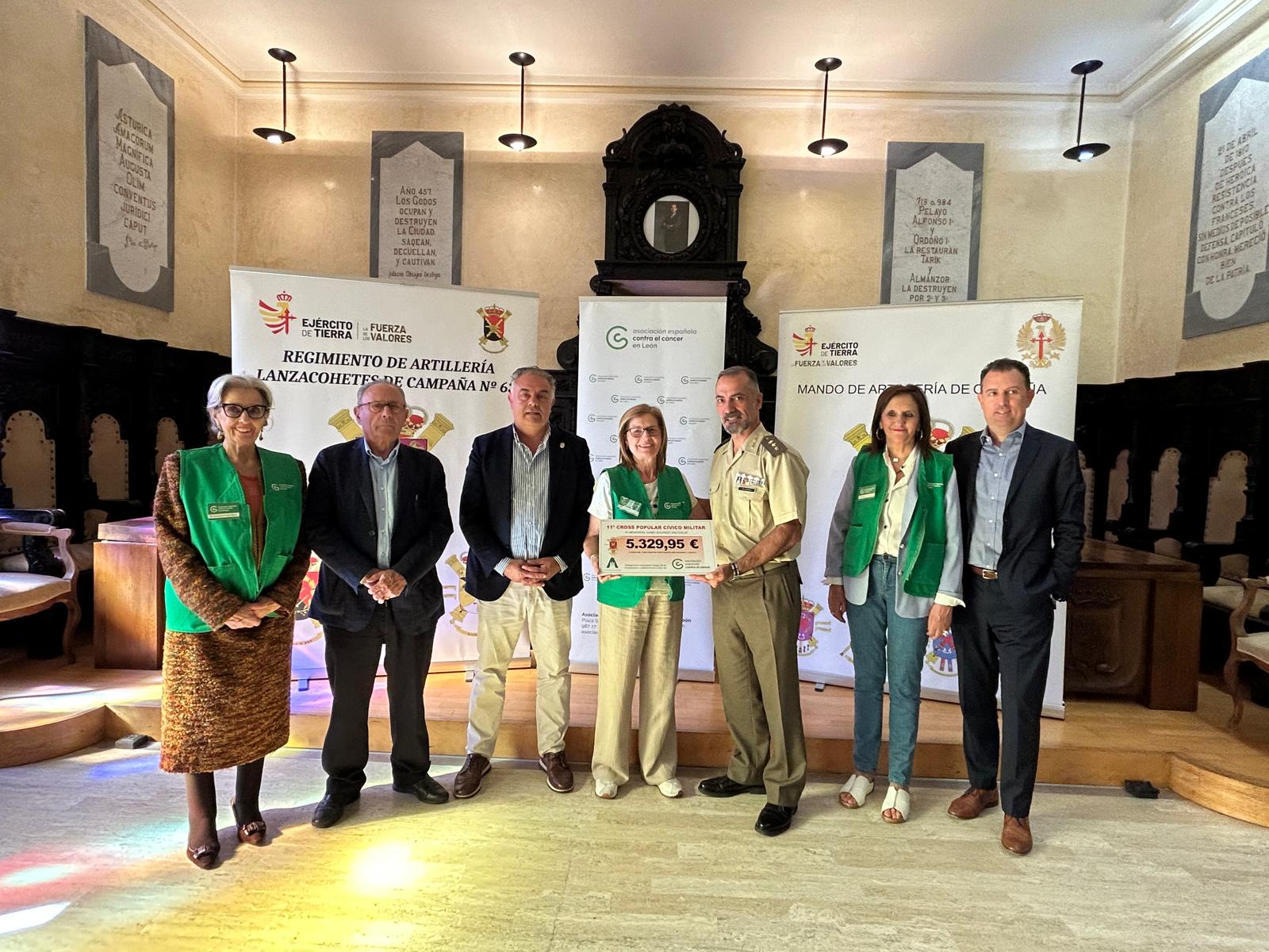 Entrega del cheque del Ralca 63 con la donación a la AECC. | L.N.C. Entrega del cheque del Ralca 63 con la donación a la AECC. | L.N.C.