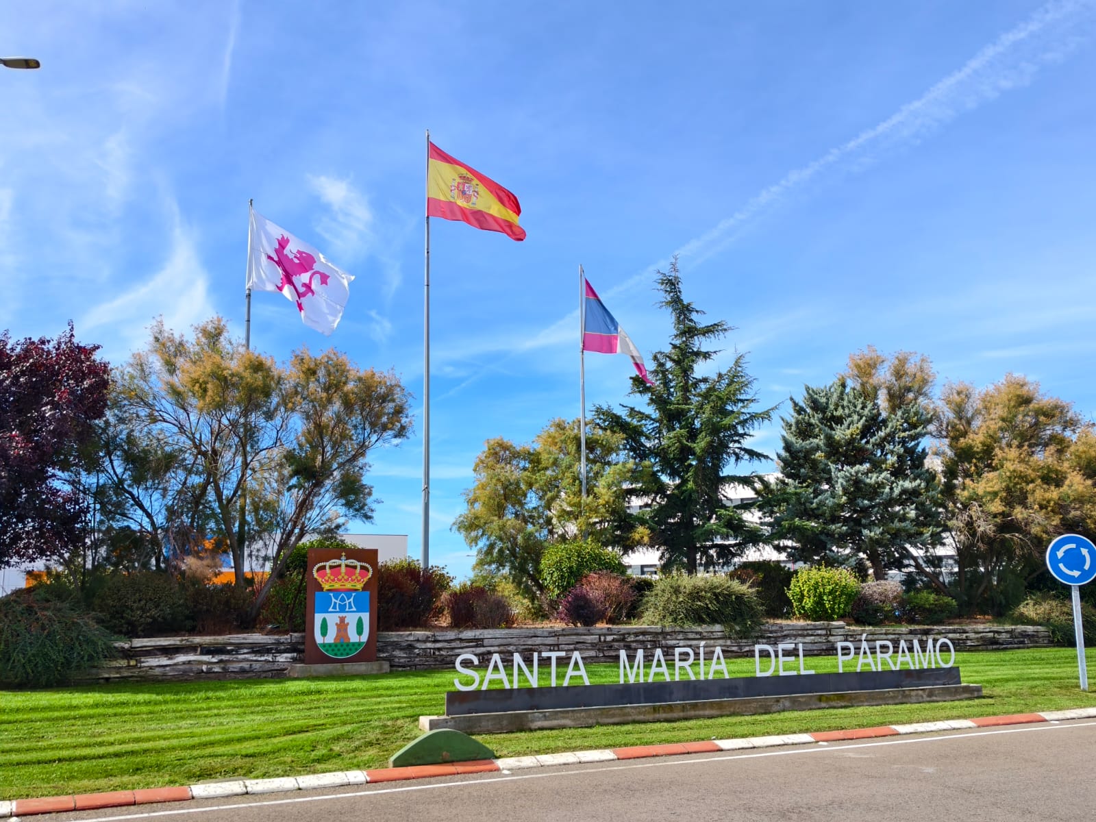 A la izquierda, la bandera del Viejo Reino de León izada a la entrada de Santa María. | ALEJANDRO RODRÍGUEZ