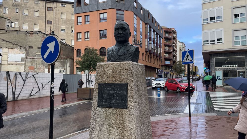 Busto del general Gómez Núñez en la avenida que porta su nombre. | JAVIER FERNÁNDEZ