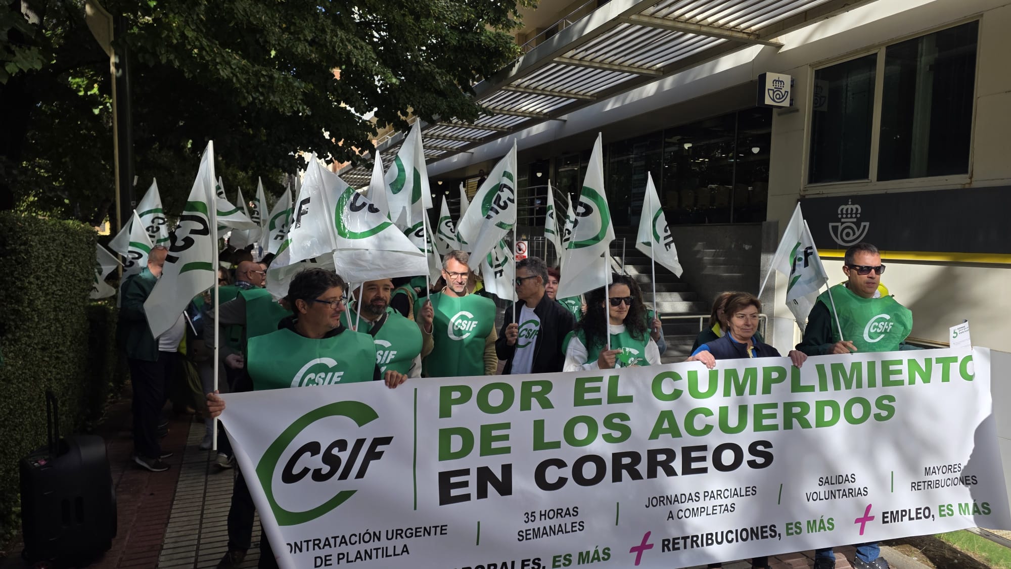 Concentración de Csif en León frente a la oficina de Correos. | L.N.C.