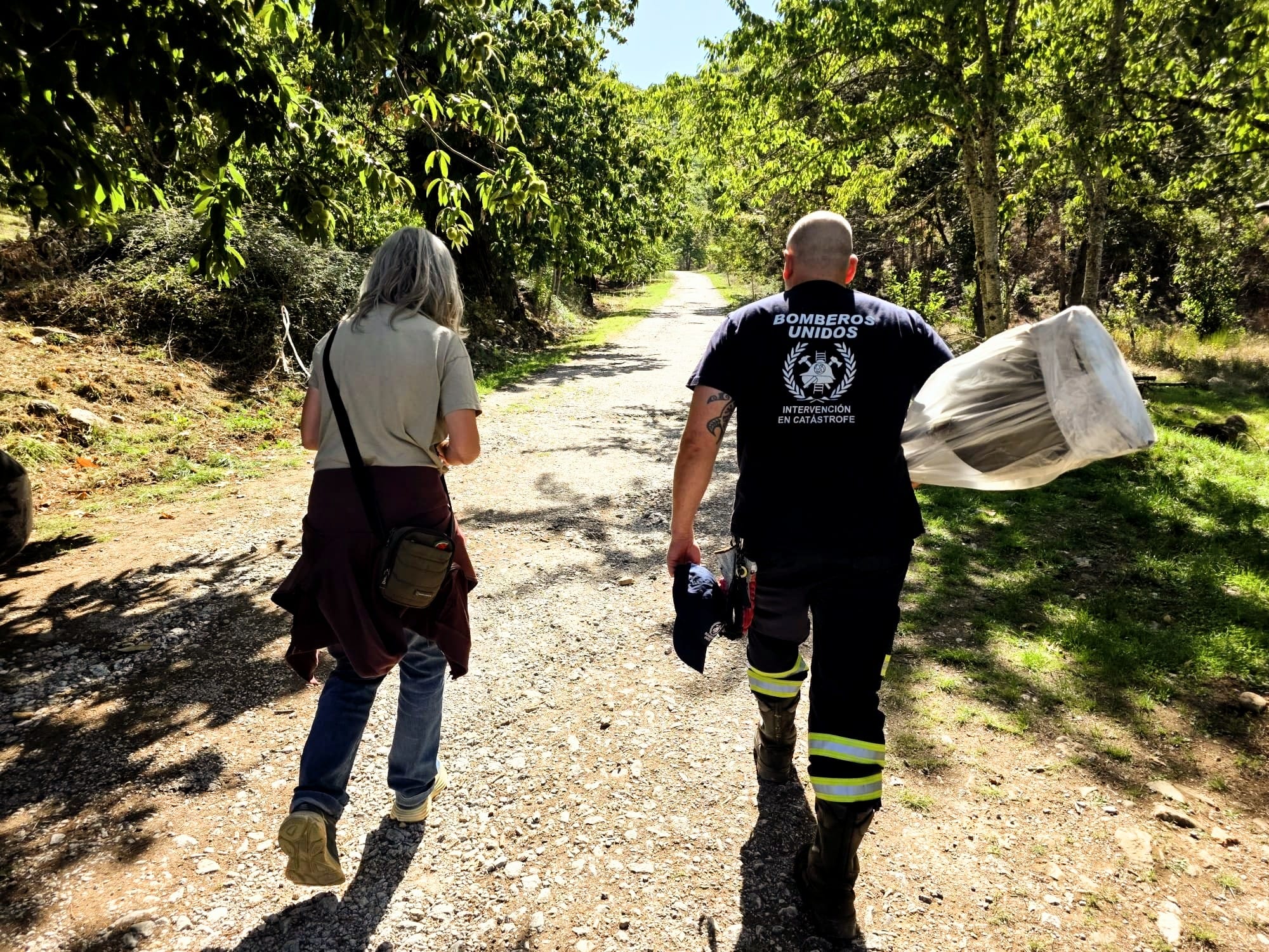 Bomberos Unidos Sin Fronteras dona doce batefuegos a Bierzo Aire Limpio. Bomberos Unidos Sin Fronteras dona doce batefuegos a Bierzo Aire Limpio.