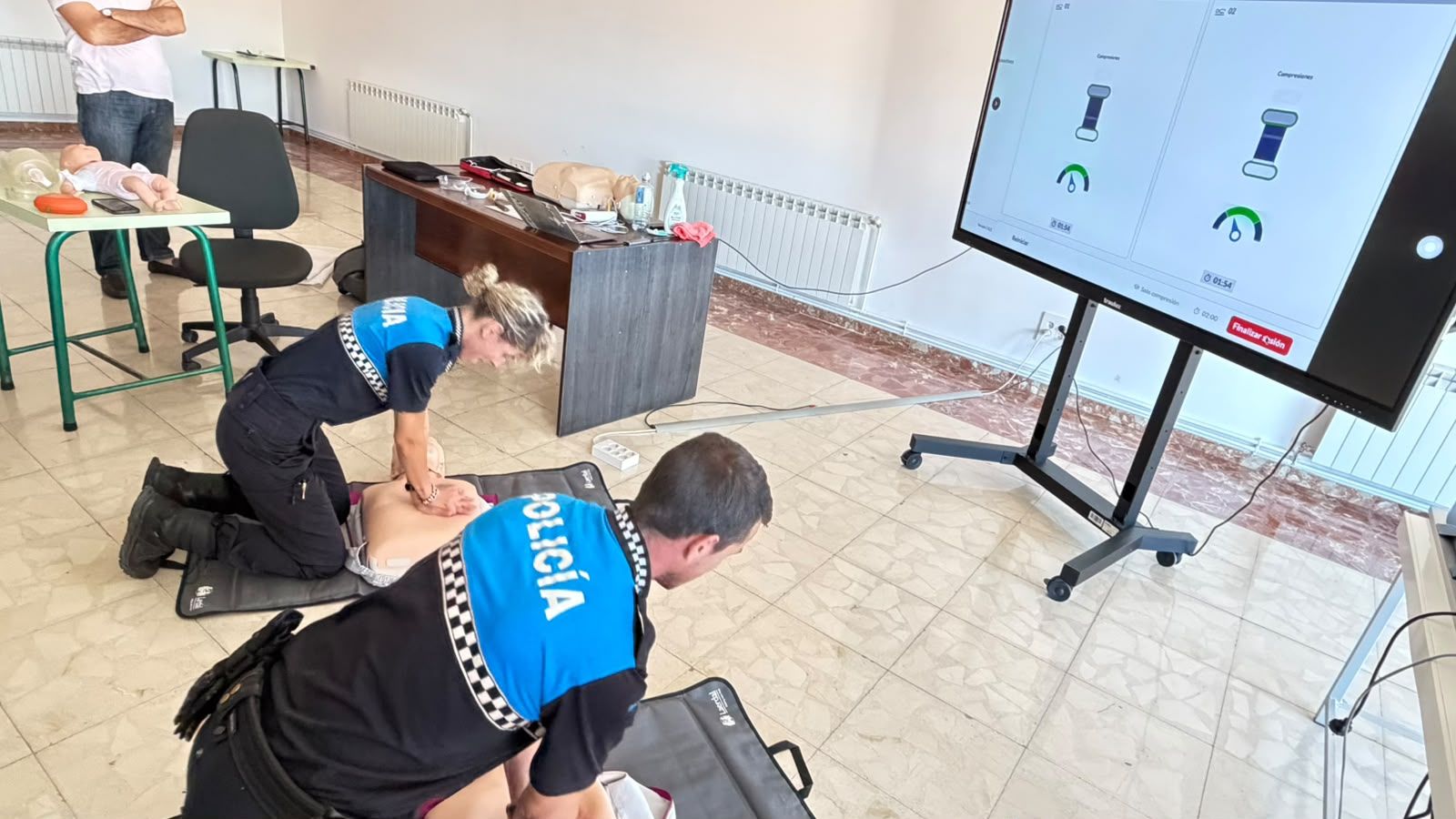 Agente de la Policía Local de La Bañeza durante la formación. | L.N.C.