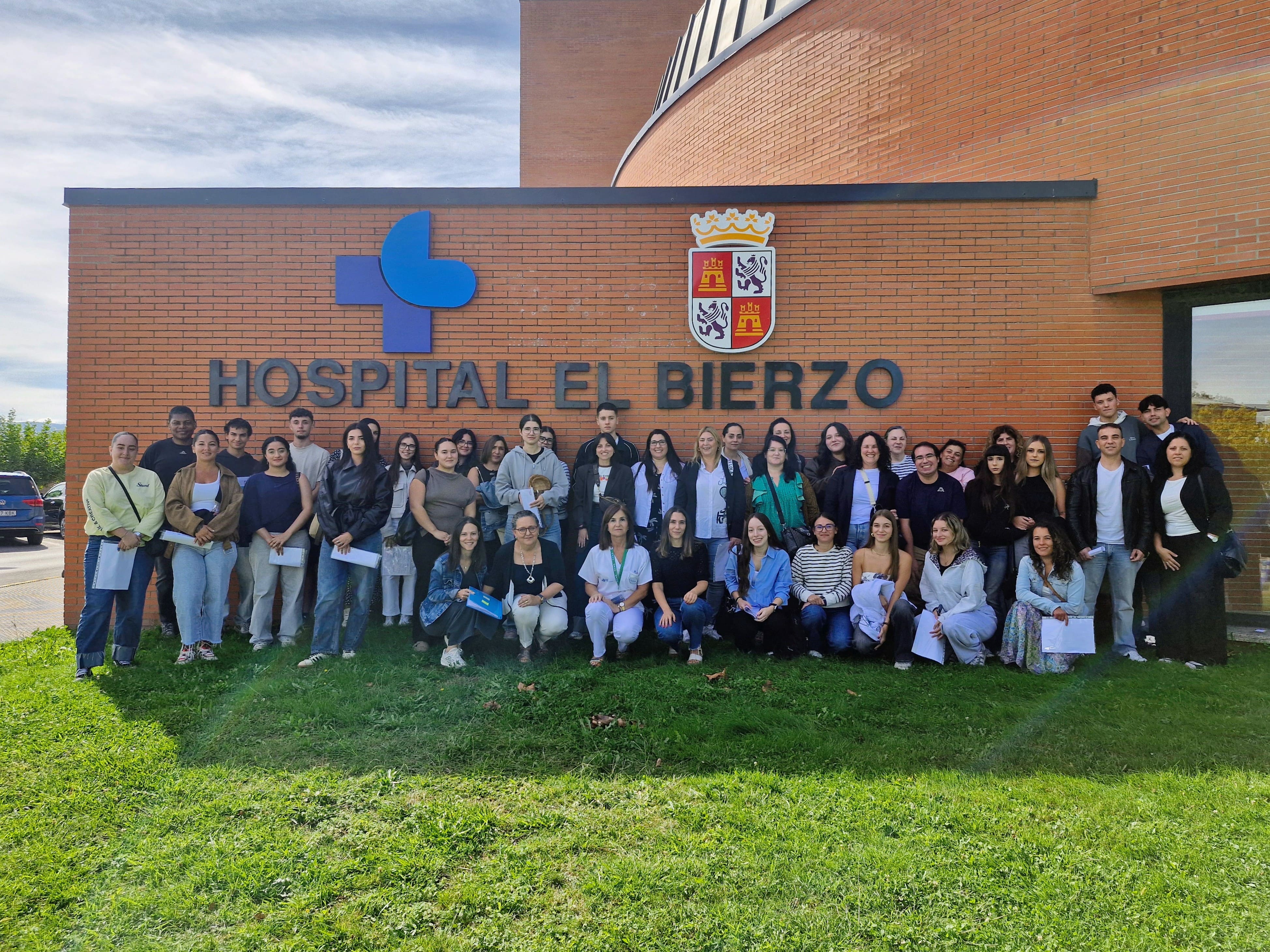 Foto de familia del alumnado en prácticas de TCAE 2026.