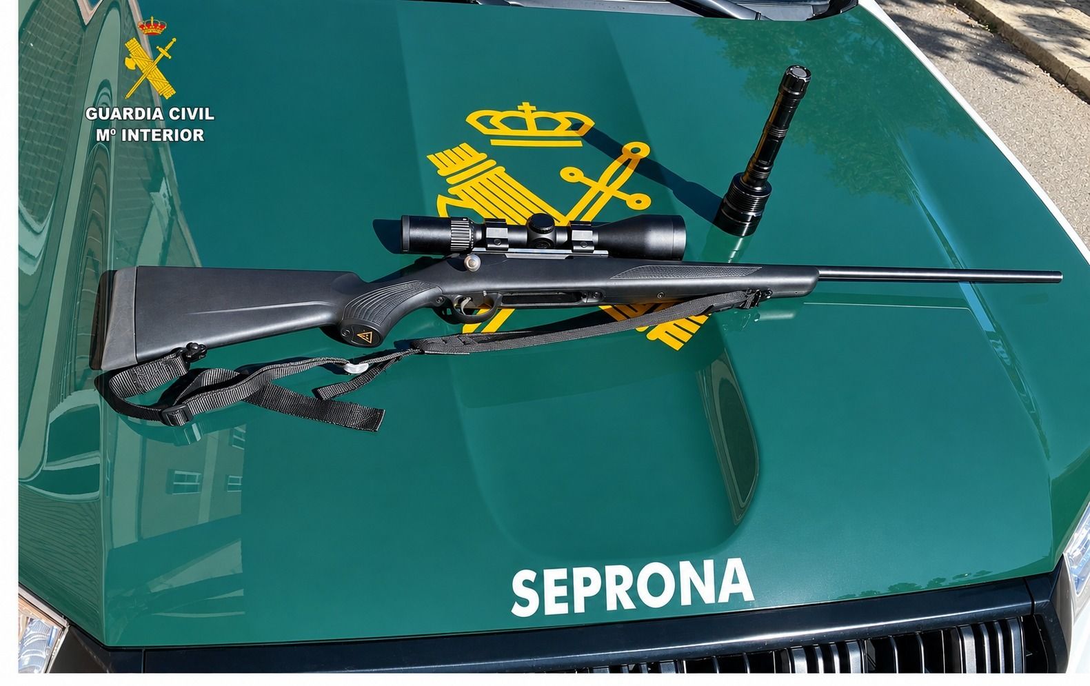 Fue sorprendido portando un rifle equipado con mira telescópica y una linterna de largo alcance. | GC