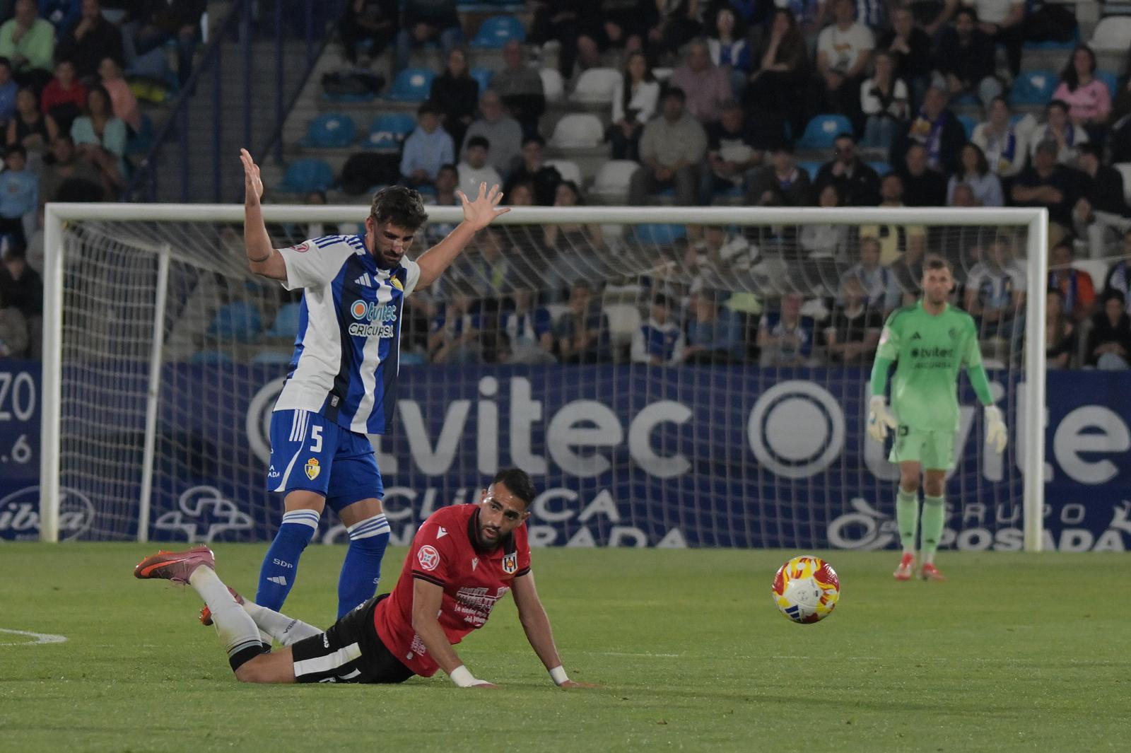 Undabarrena le gana una disputa de balón a Sofiane en el partido de la temporada pasada. QUINITO