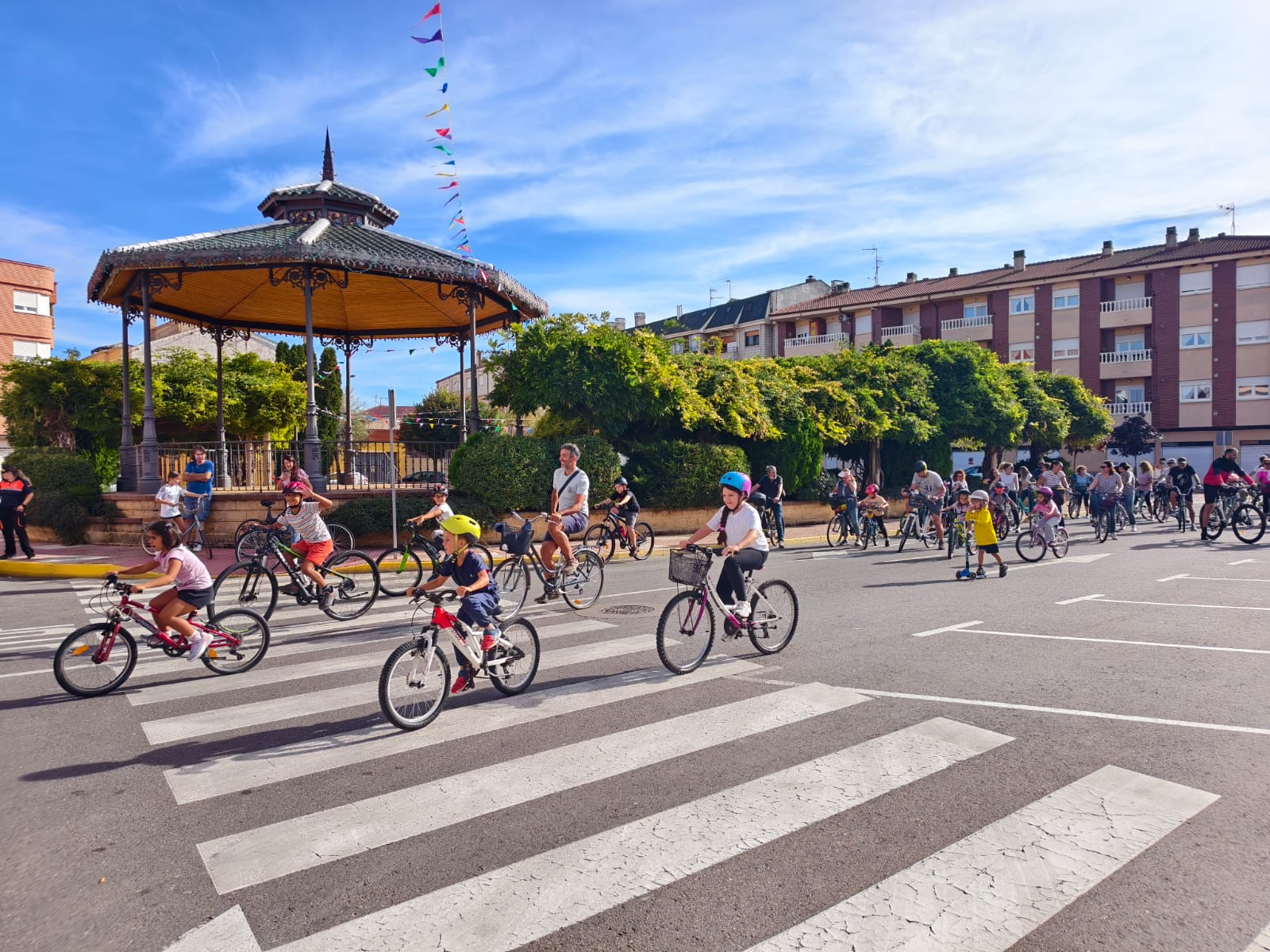 Alrededor de un centenar de pequeños y mayores participaron en el Día de la Bici. | A. RODRÍGUEZ