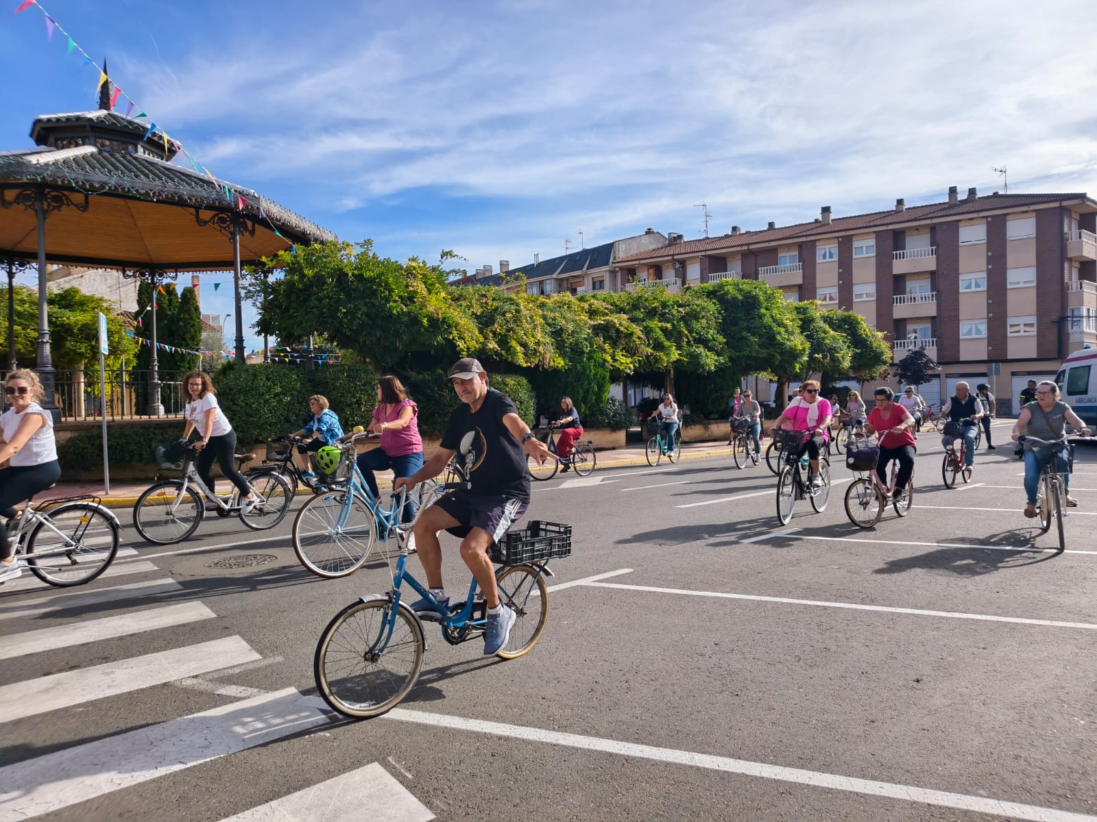 Salida del Día de la Bici Paramesa desde la Plaza de la Fuente. | A. RODRÍGUEZ Salida del Día de la Bici Paramesa desde la Plaza de la Fuente. | A. RODRÍGUEZ