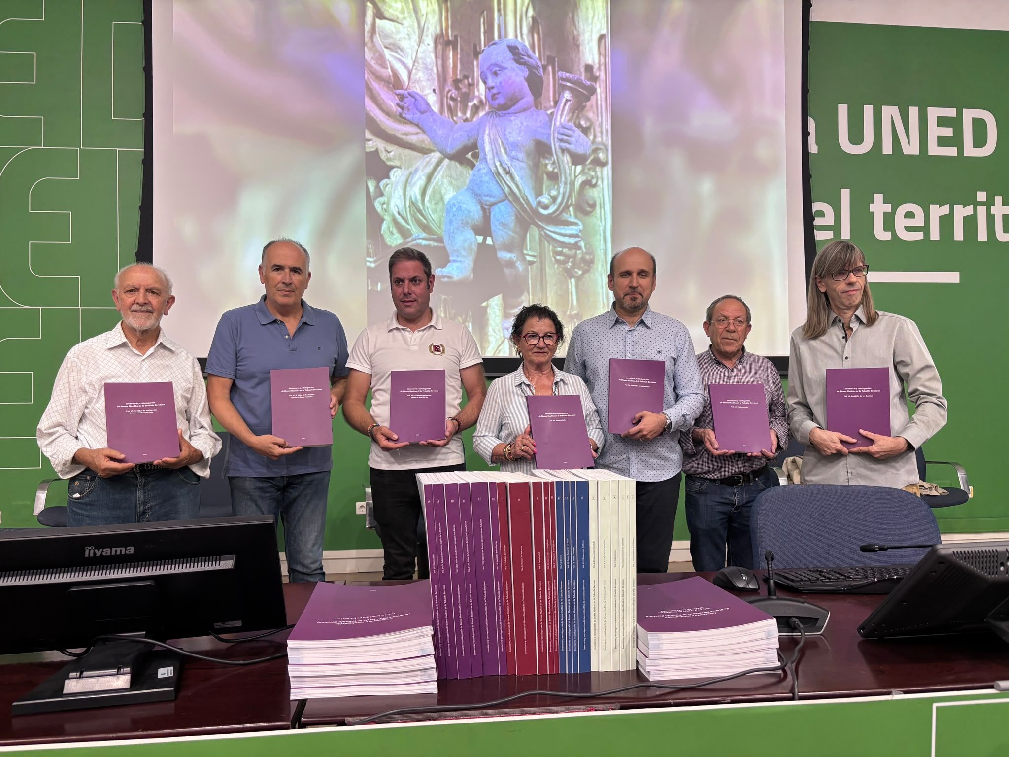 Presentación de los nuevos tomos de Los Barrios y de Valdecañada. | JAVIER FERNÁNDEZ