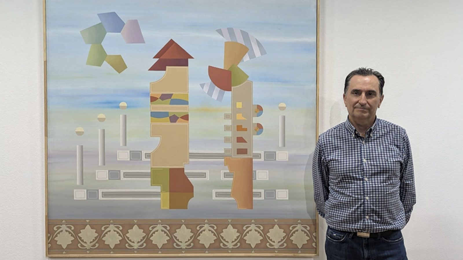 El artista leonés junto a su obra premiada, 'Aperos'. | L.N.C