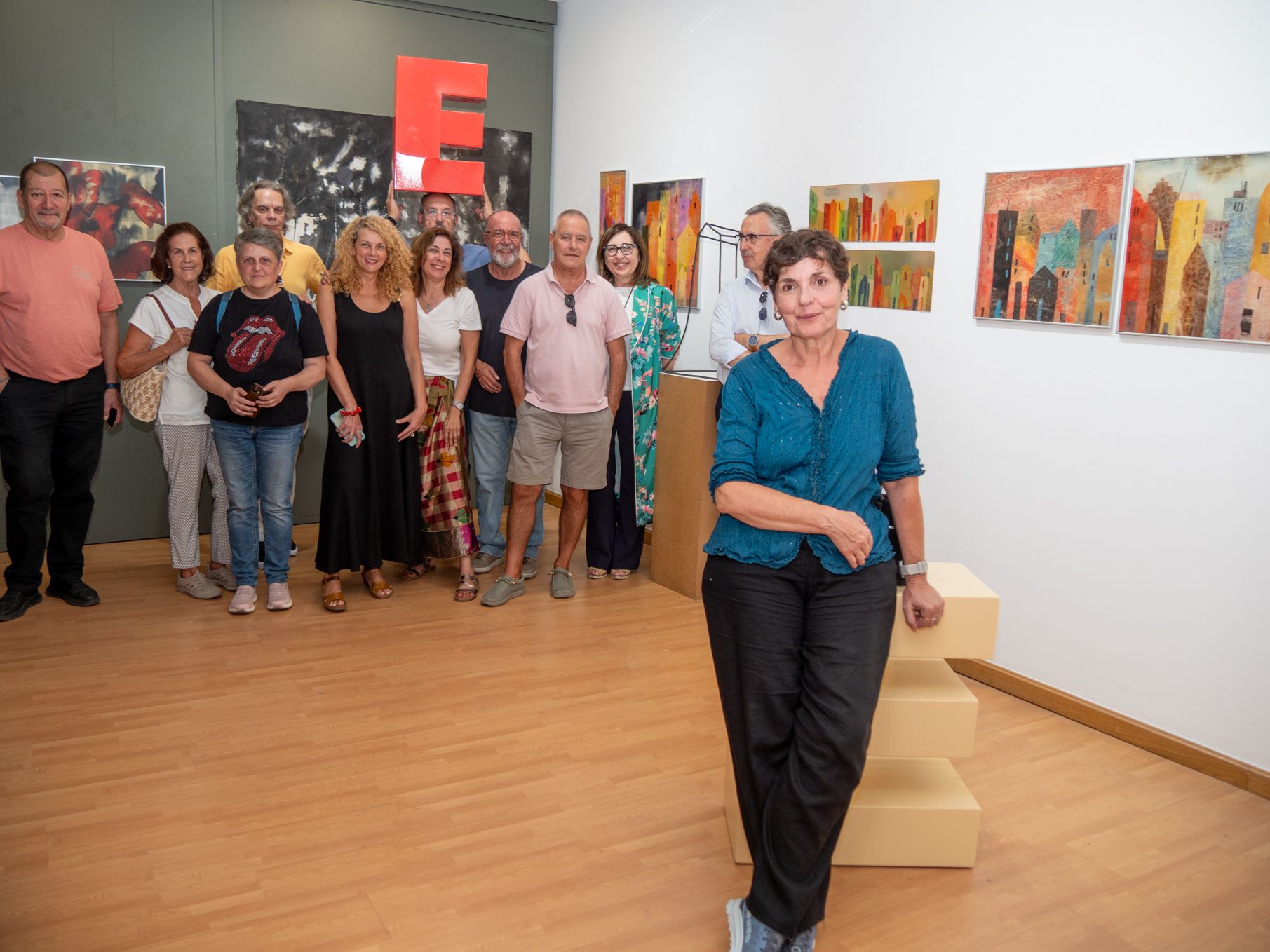 Una imagen de la inauguración de la exposición de Esther Cuesta en la galería leonesa Espacio E. | VICENTE GARCÍA Una imagen de la inauguración de la exposición de Esther Cuesta en la galería leonesa Espacio E. | VICENTE GARCÍA