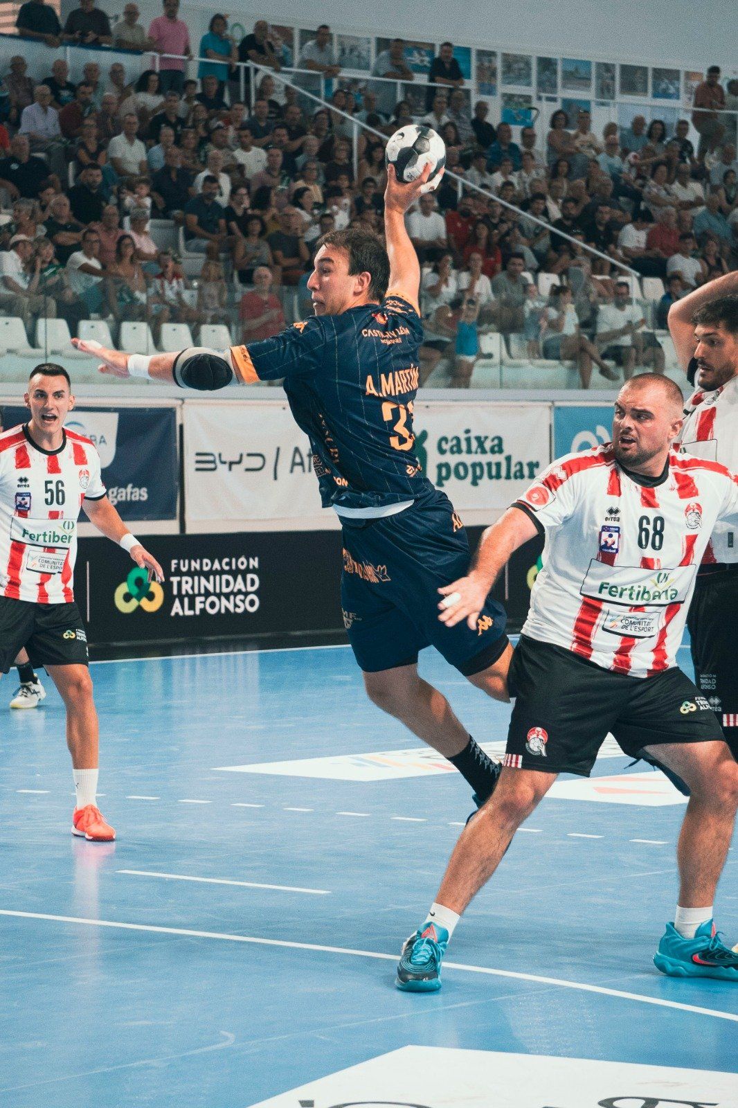 Alberto Martín lanza durante el partido del Ademar en Sagunto. | PEPA CONESA Alberto Martín lanza durante el partido del Ademar en Sagunto. | PEPA CONESA
