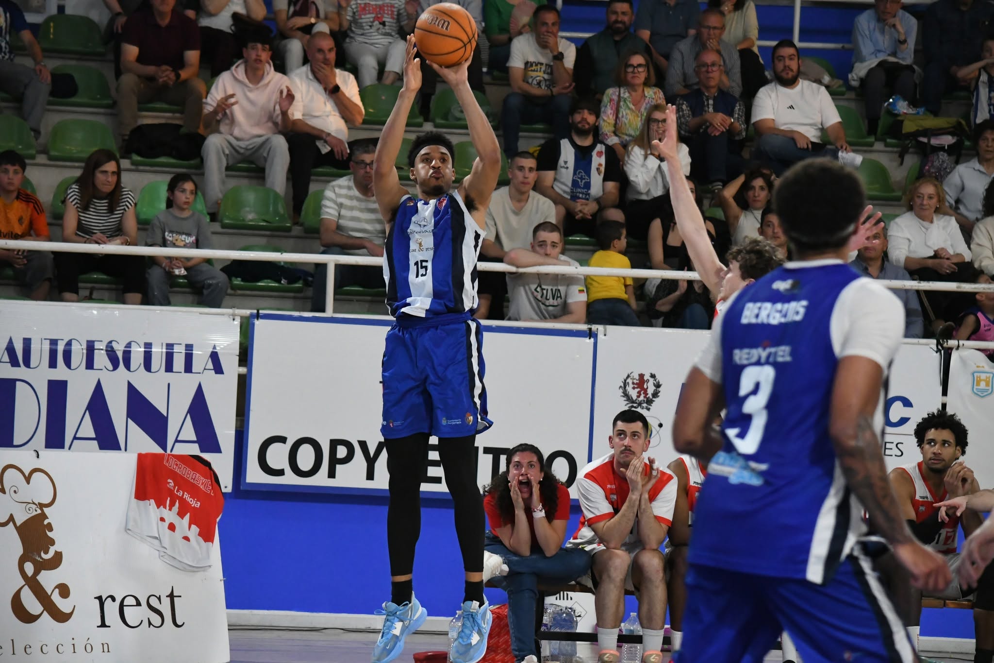 Okeke lanzando desde la línea de tres en el Lydia Valentín la temporada pasada. CPSDP Okeke lanzando desde la línea de tres en el Lydia Valentín la temporada pasada. CPSDP