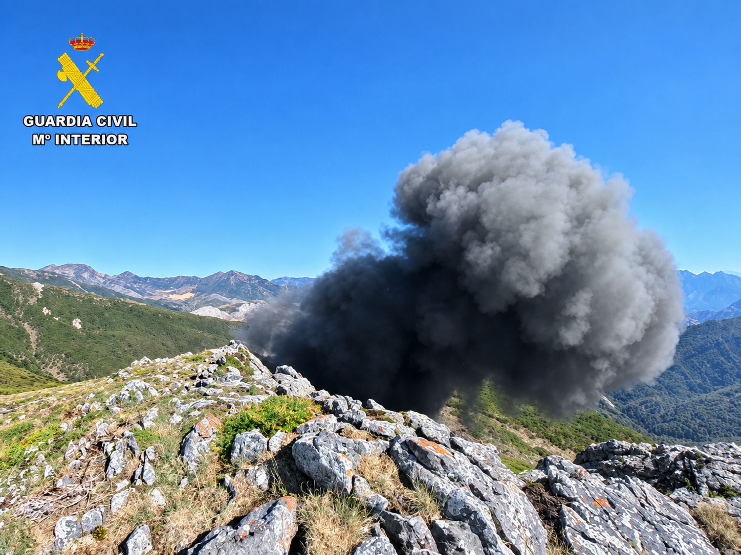 La Guardia Civil destruye un proyectil de la Guerra Civil en Puebla de Lillo 