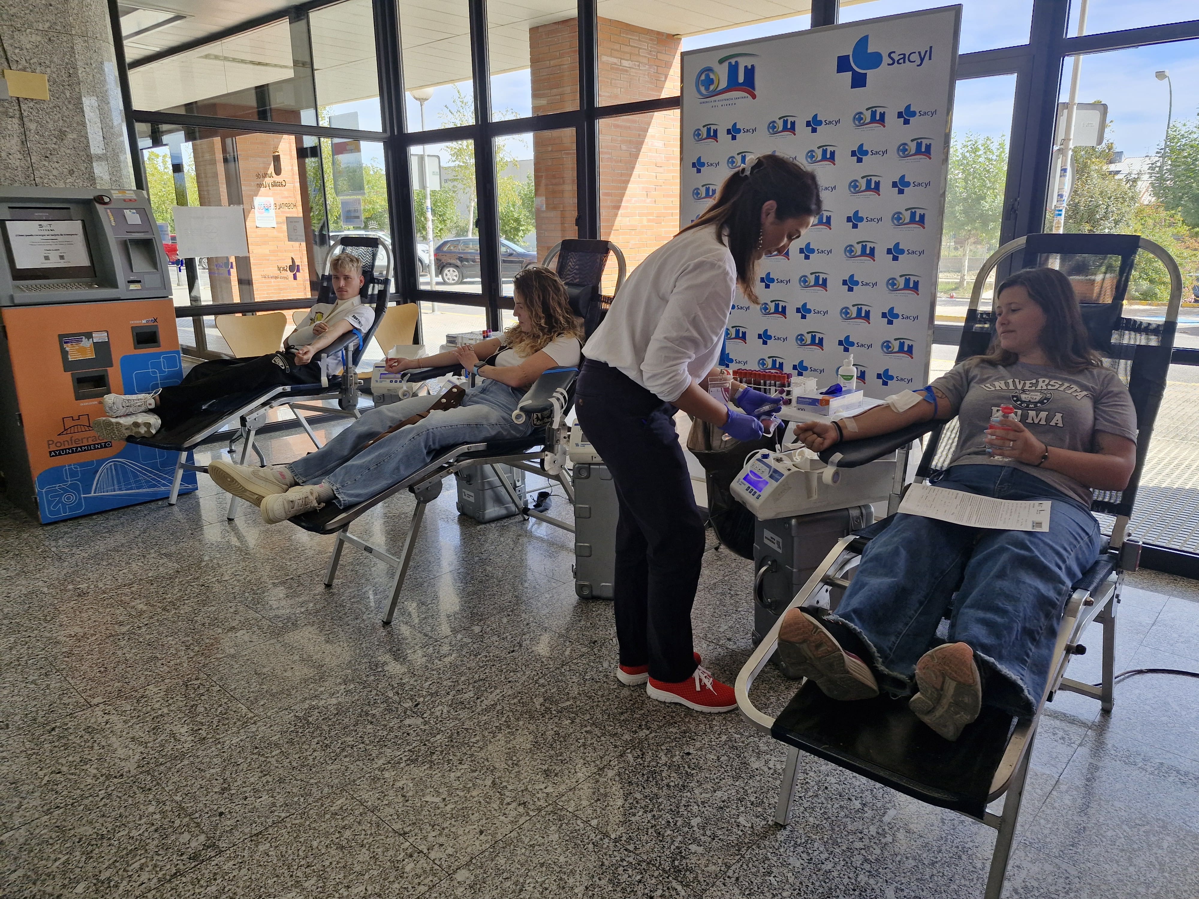 Tres jóvenes donando en la maratón del 18 de septiembre en el Hospital El Bierzo.