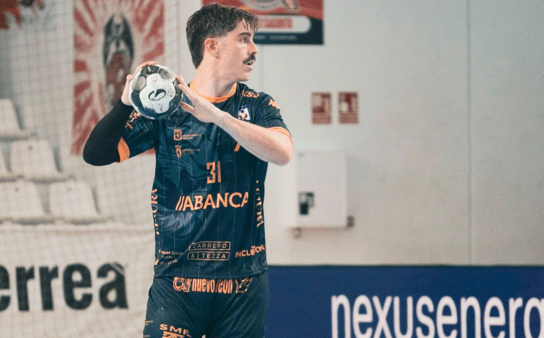 Juan Castro con el balón durante el debut del Ademar en liga ante Sagunto. PEPA CONESA