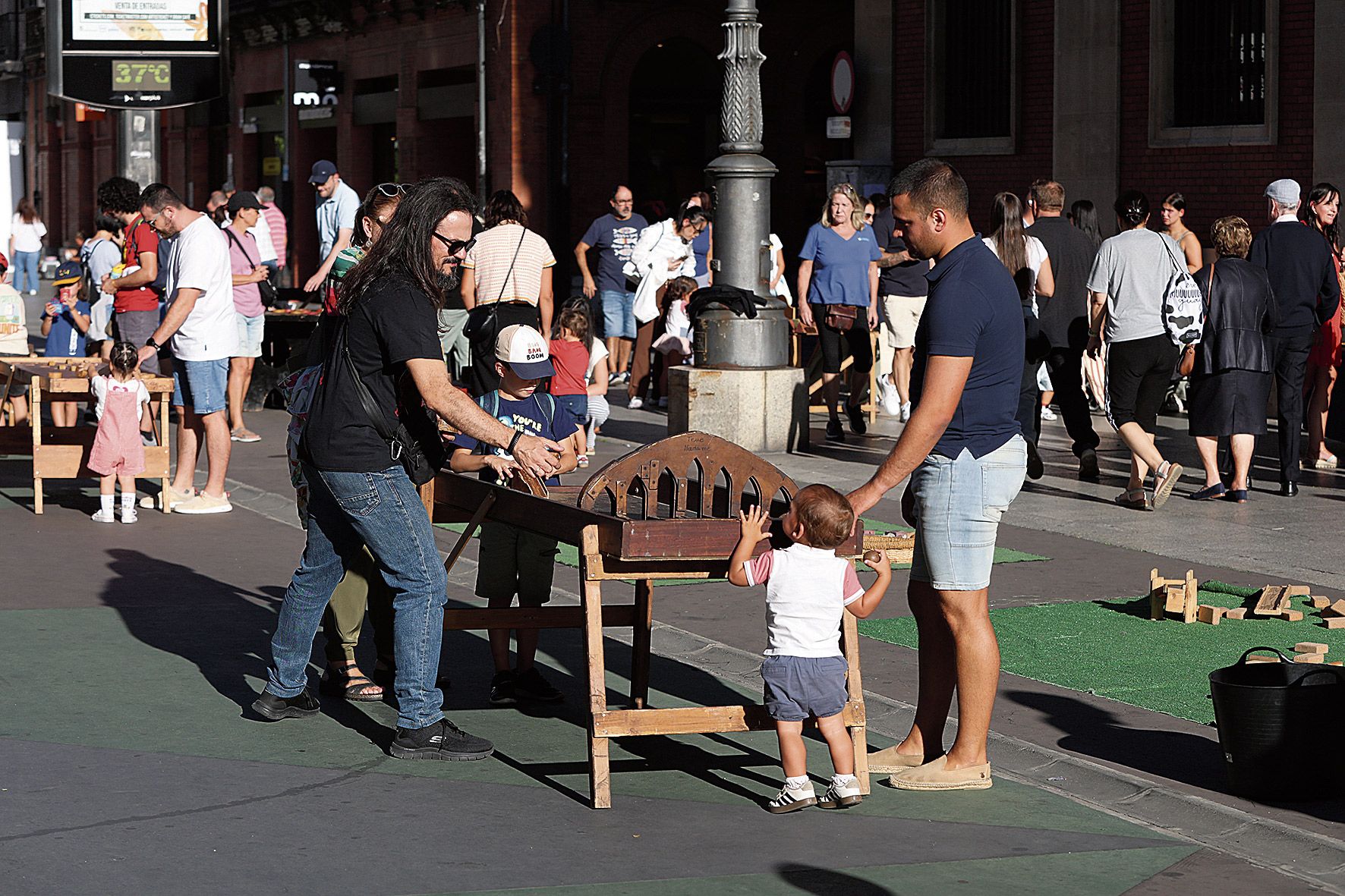 León sigue celebrando la Semana Europea de la Movilidad, este sábado con juegos infantiles en la calle. | FERNANDO OTERO