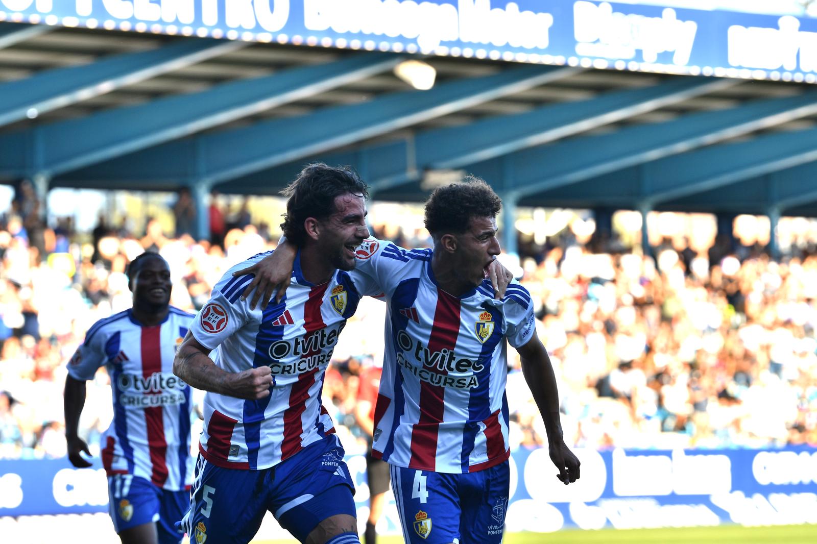 Undabarrena y Jelbat celebrando el tanto del central ante el Mérida que le dio la victoria a la Deportiva. QUNITO