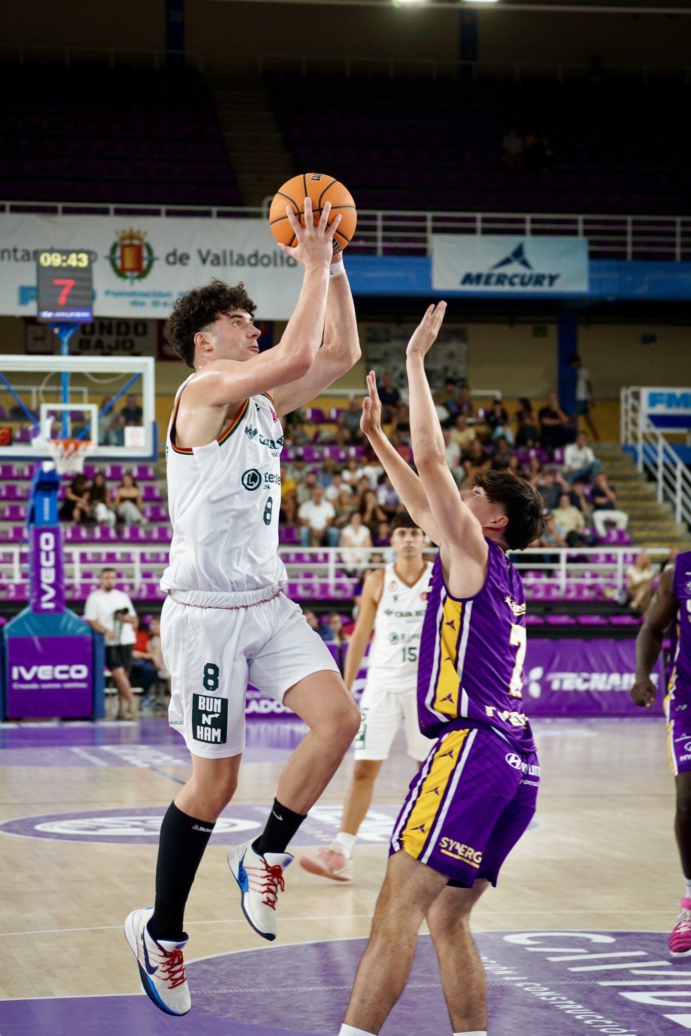 El alero de la Cultural, Álvaro González, lanza por encima de la defensa del Valladolid. | CULTUBALONCESTO El alero de la Cultural, Álvaro González, lanza por encima de la defensa del Valladolid. | CULTUBALONCESTO