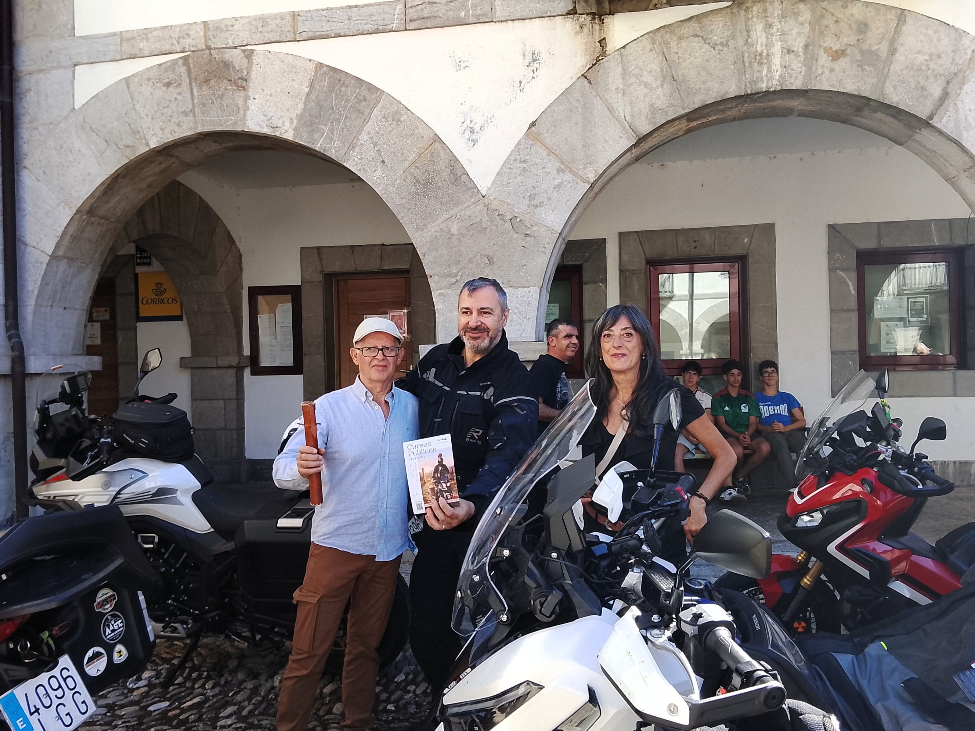 Motoristas recorrieron la tercera etapa del Cursus Publicus entre Zamora y Gijón, con parada en La Pola de Gordón. | ESTEFANÍA NIÑO (1)