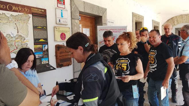 Motoristas recorrieron la tercera etapa del Cursus Publicus entre Zamora y Gijón, dentro de la Ruta Vía de la Plata, con parada en La Pola de Gordón. ESTEFANÍA NIÑO (2)