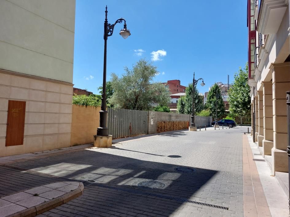 Acceso al pasaje desde La Rúa y cerramiento de bloques que delimita la parcela municipal que ocupará el jardín. | AYTO. DE LEÓN