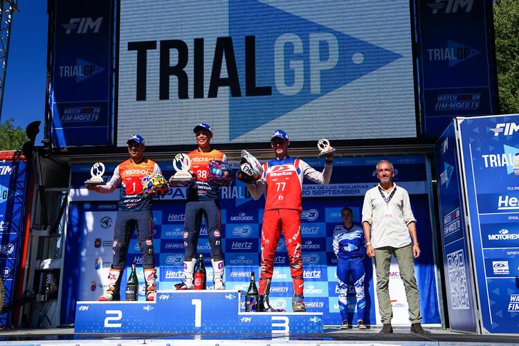 arry Hemingway, Toni Bou y Gabriel Marcelli, en el pódium de Trial GP, con el consejero de Deporte Alberto Díaz entregando los premios. ICAL arry Hemingway, Toni Bou y Gabriel Marcelli, en el pódium de Trial GP, con el consejero de Deporte Alberto Díaz entregando los premios. ICAL