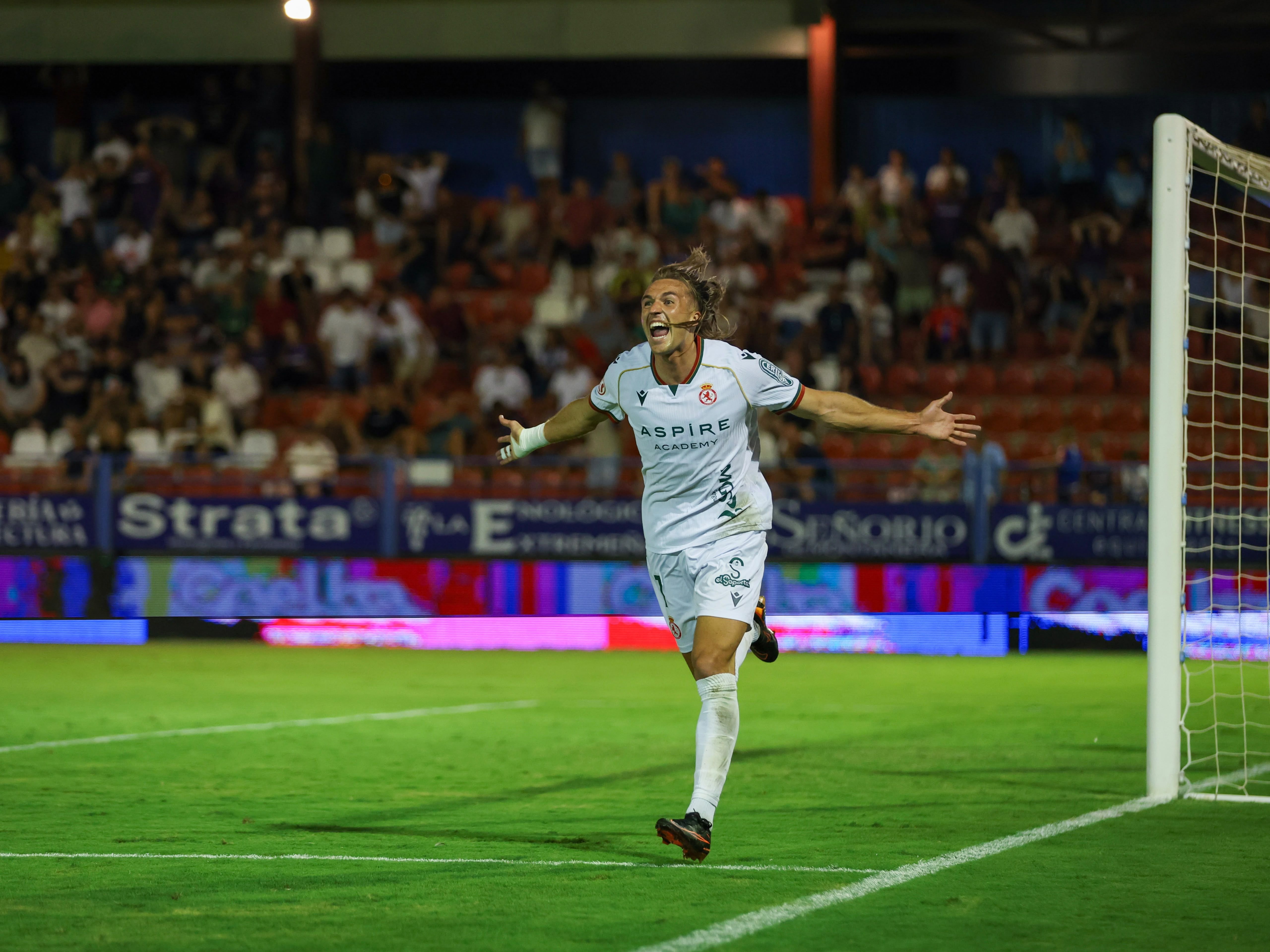 Pedro Benito celebra el gol que dio el triunfo a la Cultural frente al Extremadura. | CYD Pedro Benito celebra el gol que dio el triunfo a la Cultural frente al Extremadura. | CYD