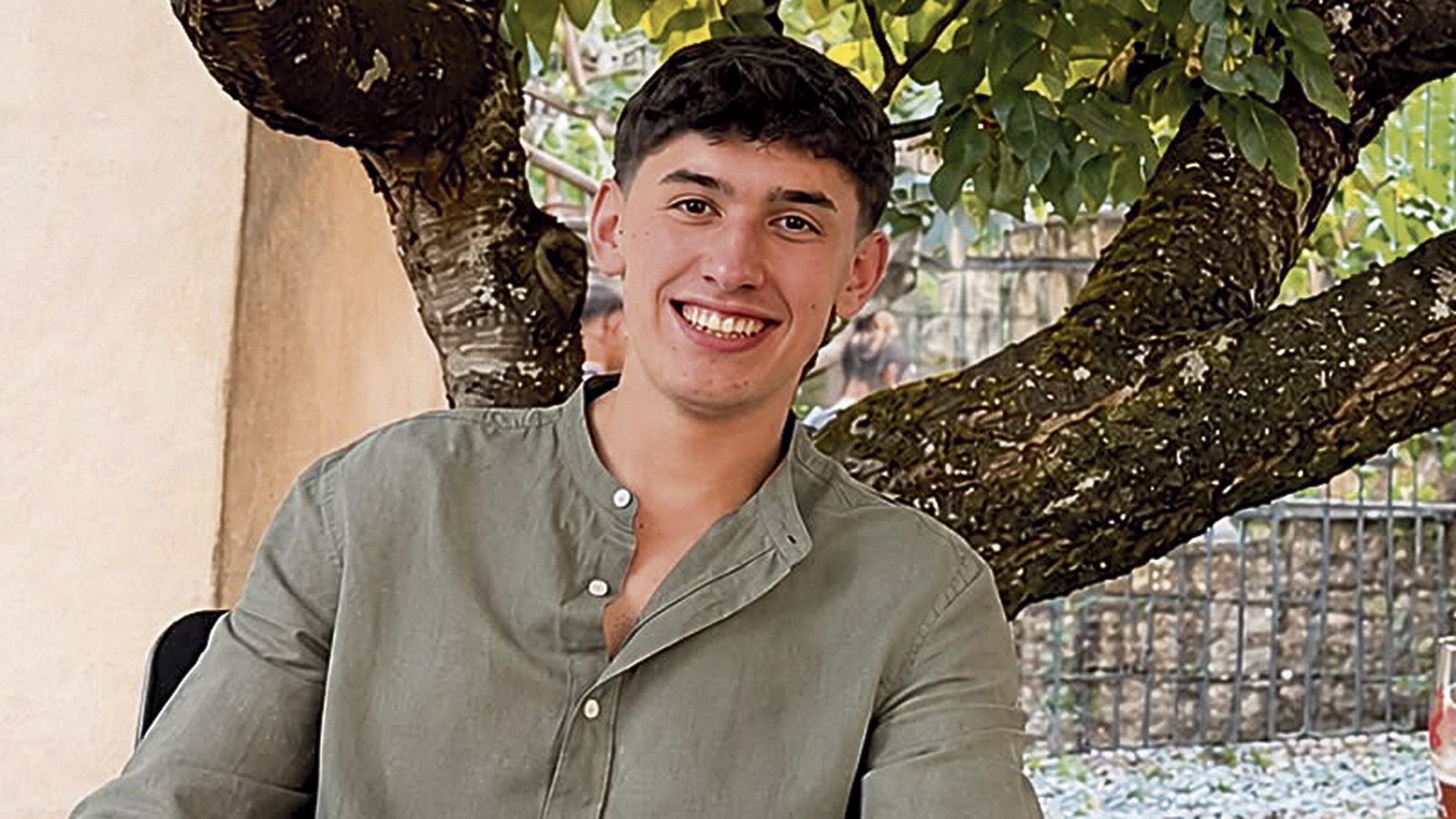 Marcos Fernández Muñiz trabaja en la hostelería y compagina esta actividad con sus estudios de Fisioterapia. Marcos Fernández Muñiz trabaja en la hostelería y compagina esta actividad con sus estudios de Fisioterapia.