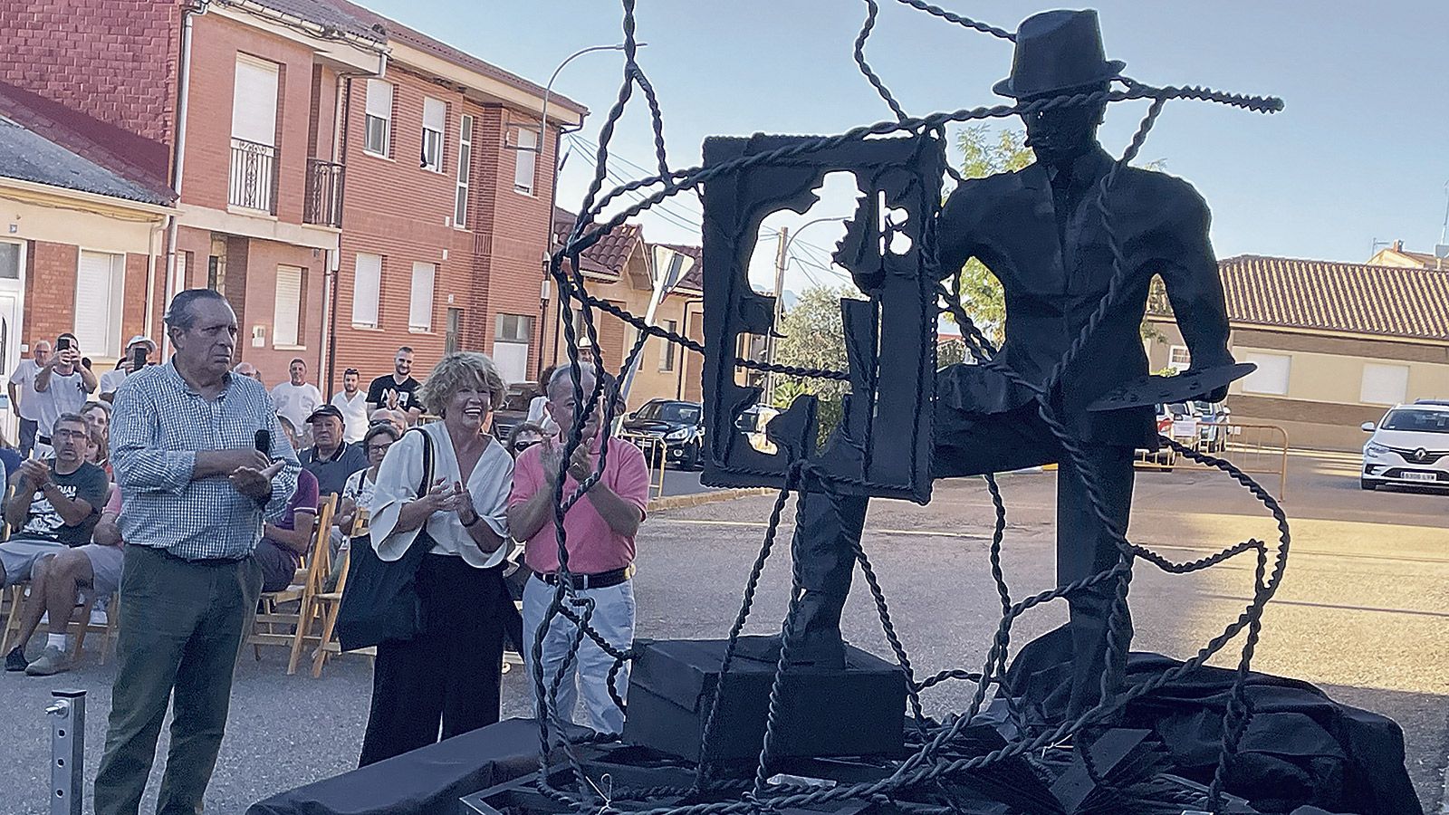 El alcalde de San Justo, Marisa la viuda de Sendo y Alonso Ares, presentador del acto, observan cómo se descubre la obra dedicada al artista. | F. FERNÁNDEZ El alcalde de San Justo, Marisa la viuda de Sendo y Alonso Ares, presentador del acto, observan cómo se descubre la obra dedicada al artista. | F. FERNÁNDEZ